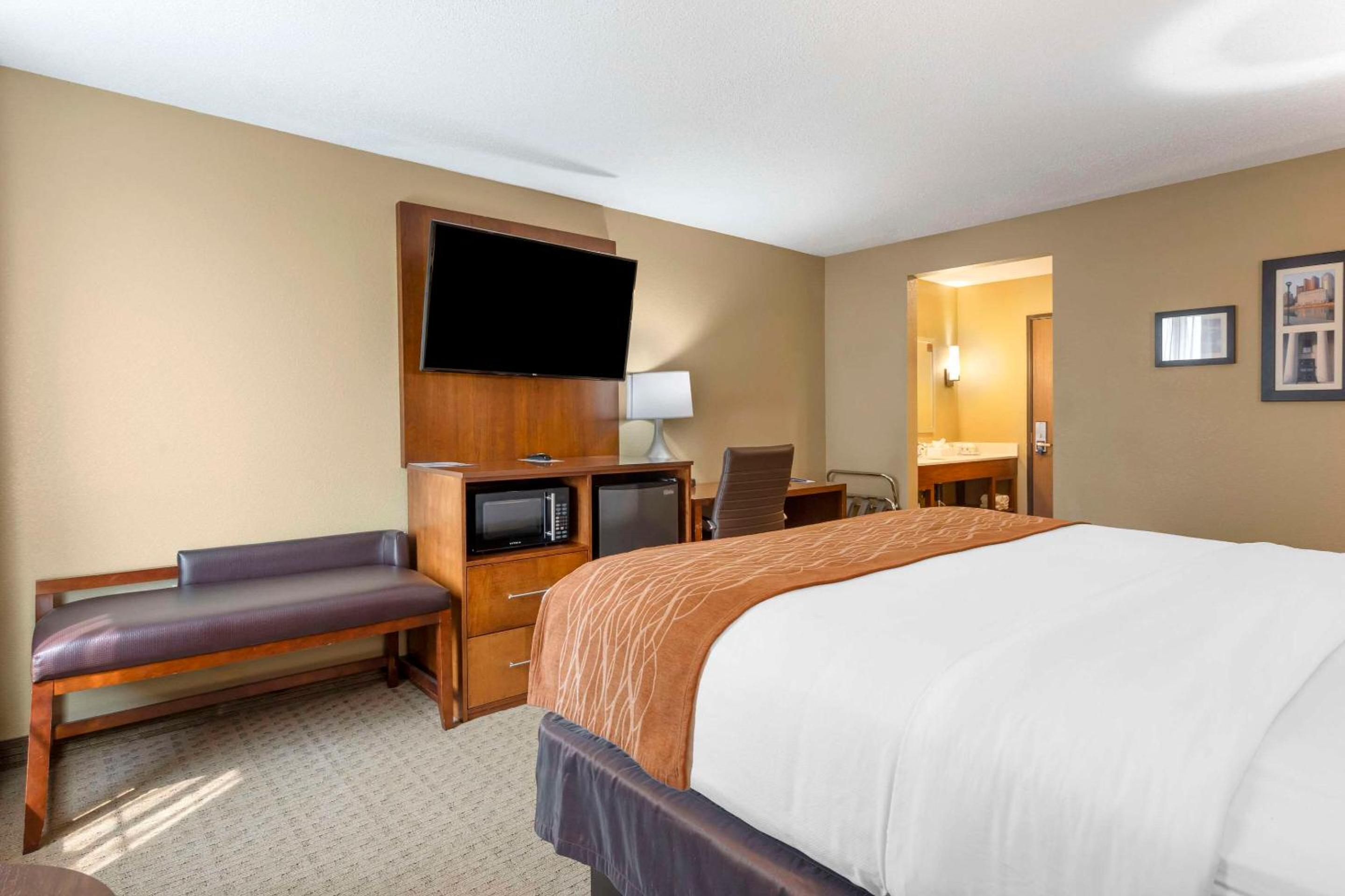 Standard King Room - Non-Smoking  - Photo 7