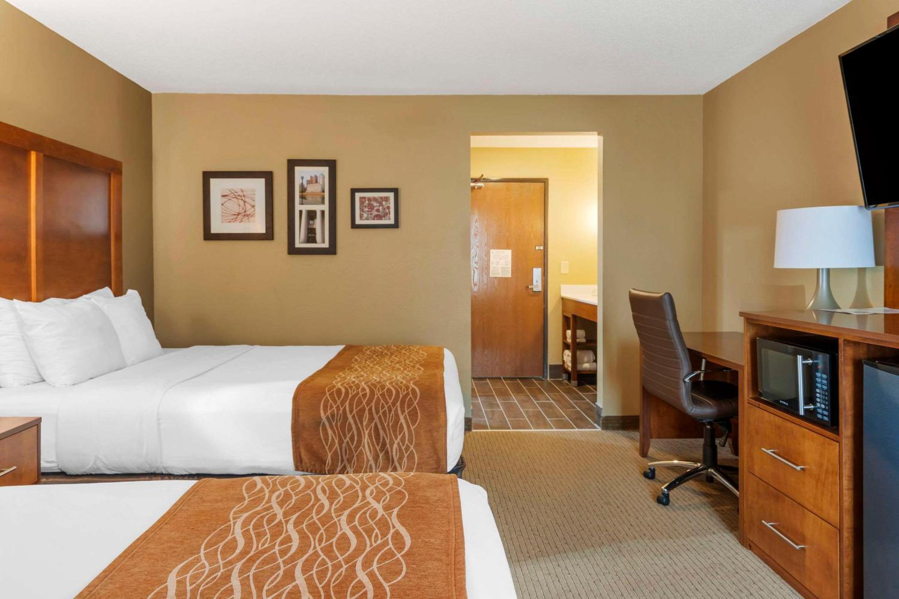 Standard Queen Room with Two Queen Beds - Non-Smoking - Photo 3