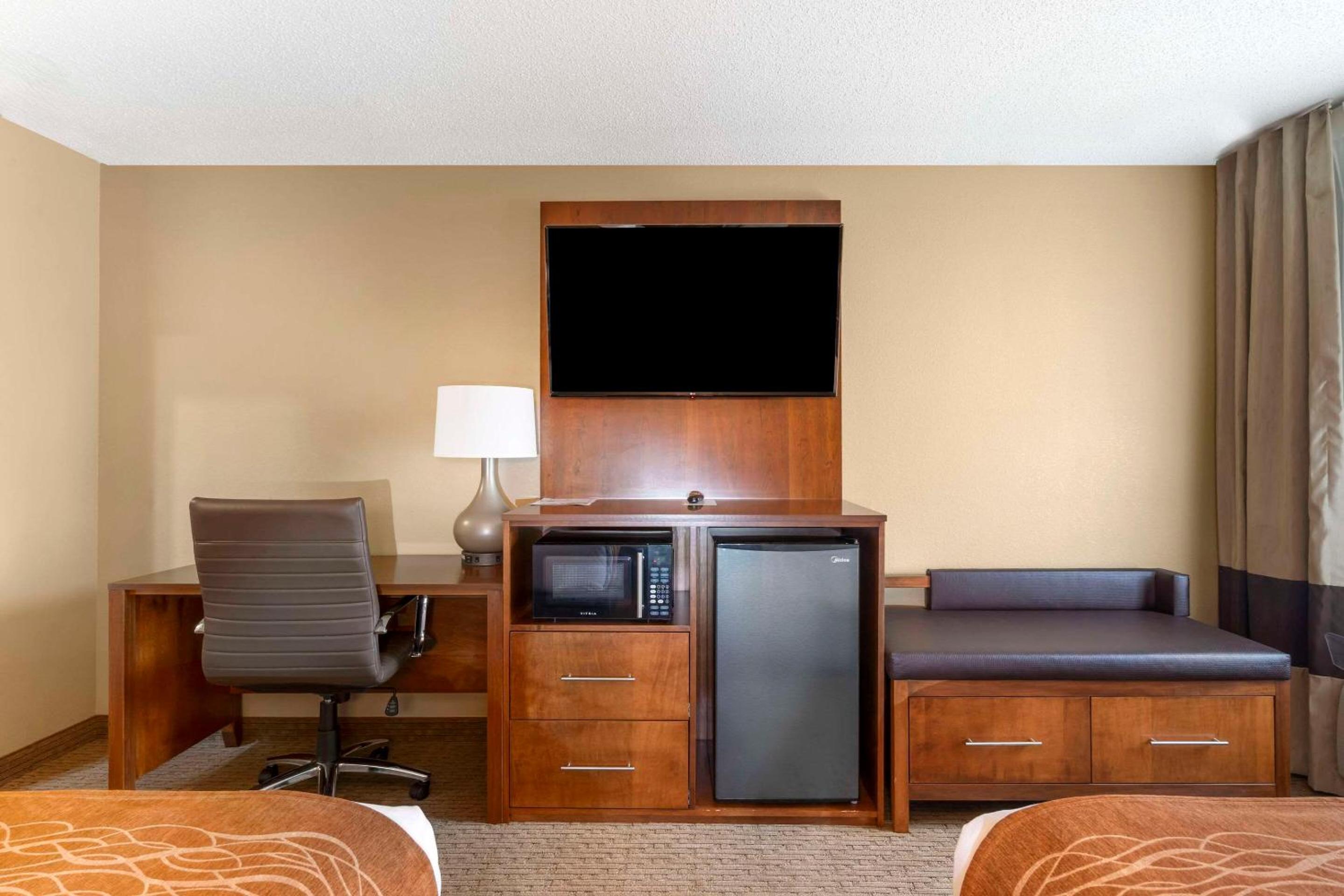Standard Queen Room with Two Queen Beds - Non-Smoking - Photo 4