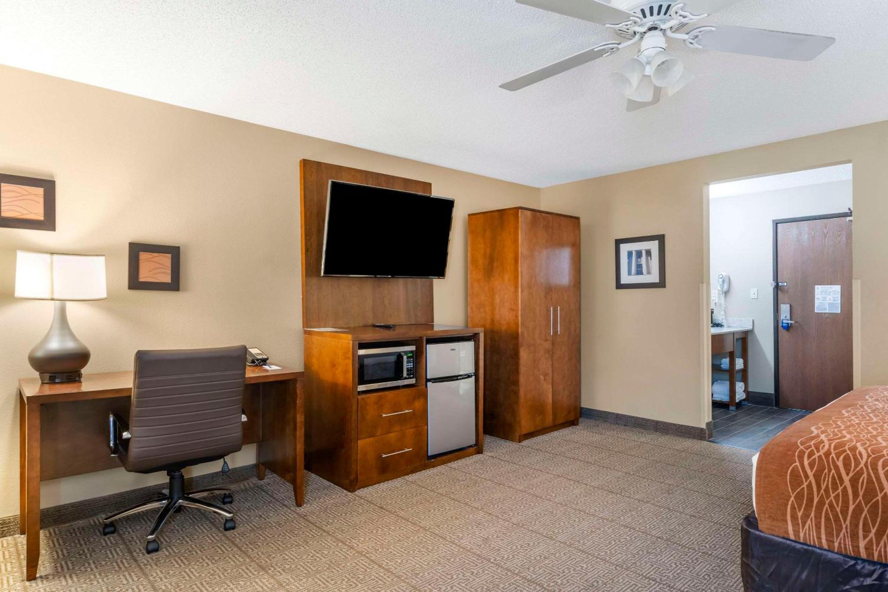 Standard King Room - Non-Smoking  - Photo 4