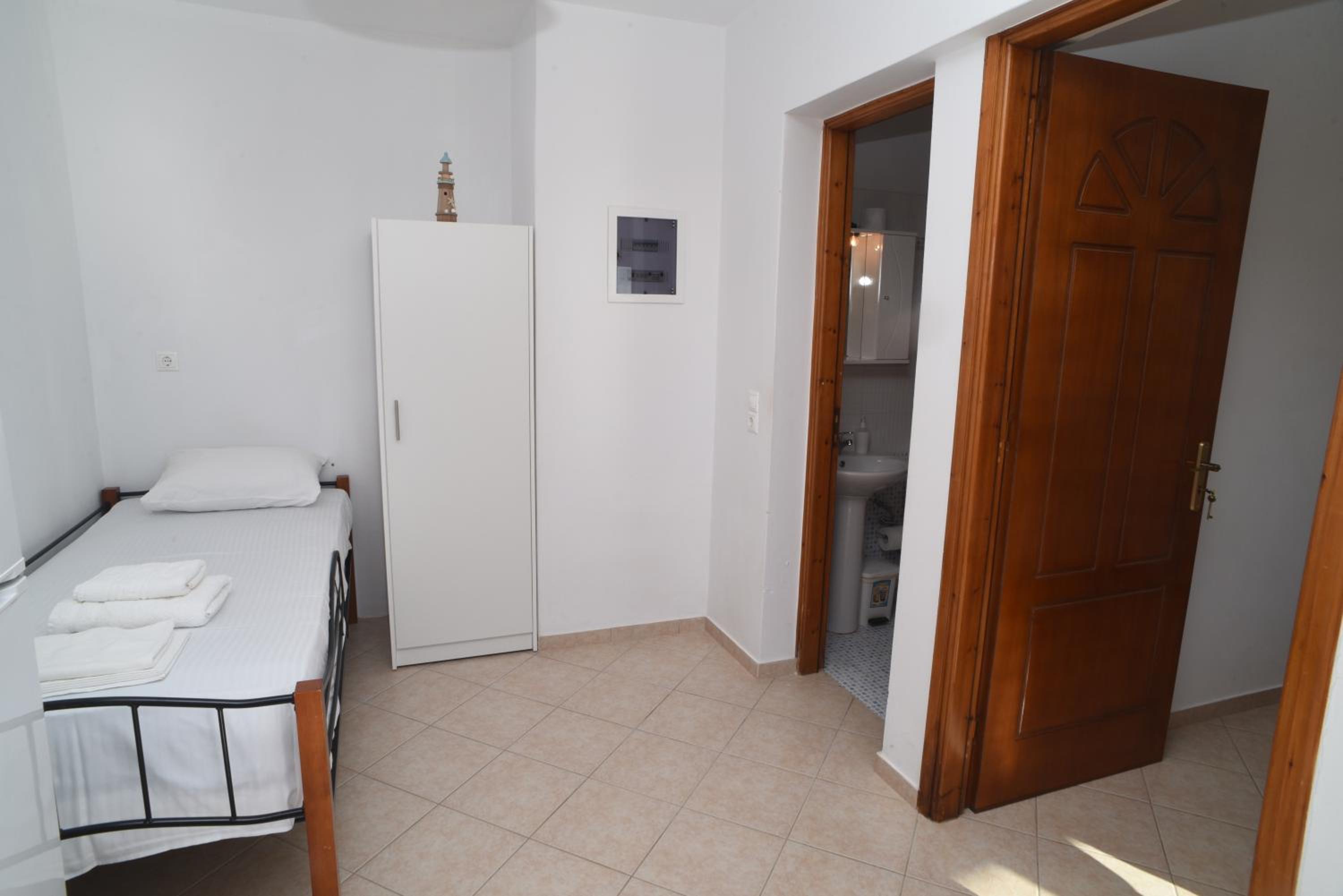 One-Bedroom Apartment photo 1