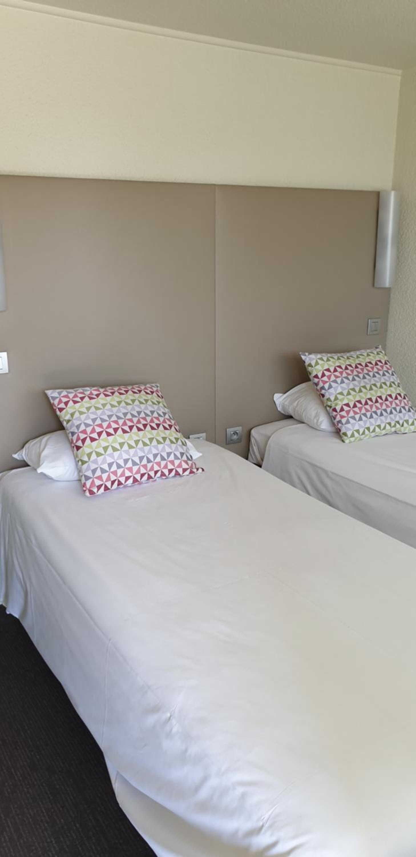 Standard Twin Room - Photo 2