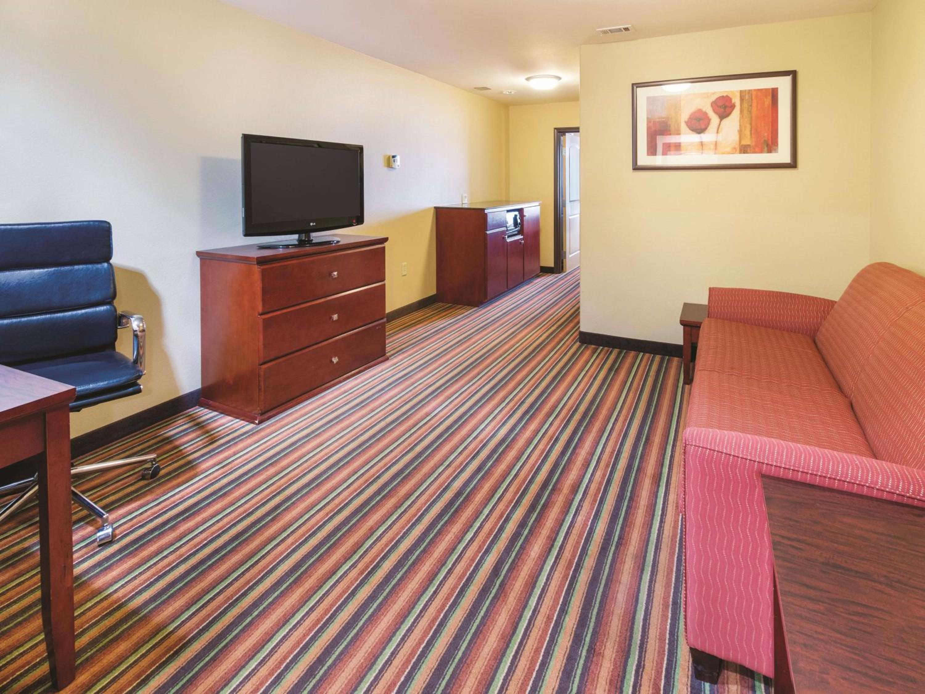 Deluxe King Suite - Non-Smoking - Photo 2