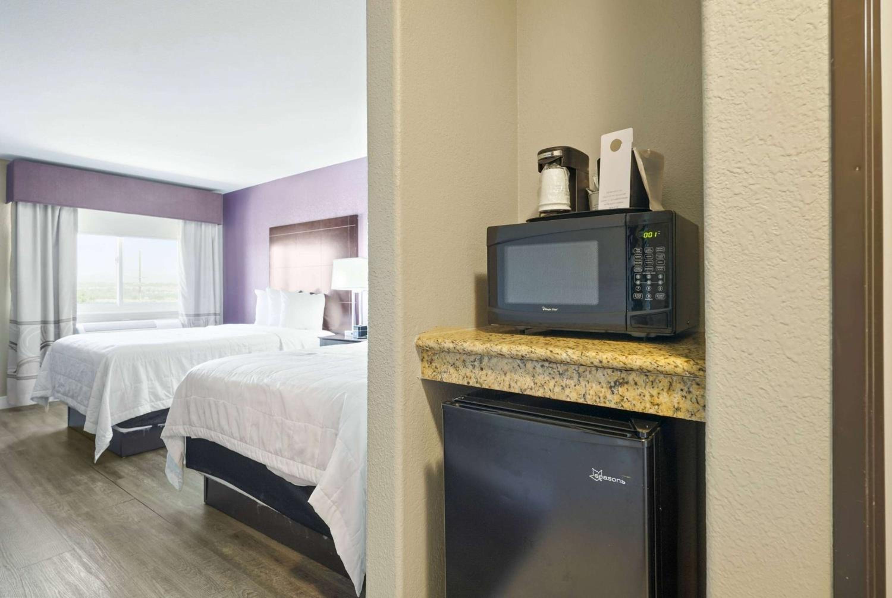 Queen Room with Two Queen Beds - Non-Smoking - Photo 1