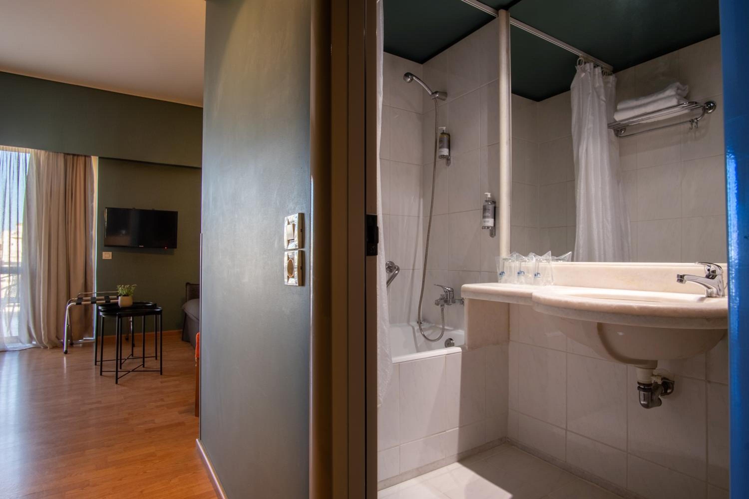 Triple Room with Extra Rollway Bed - Photo 6