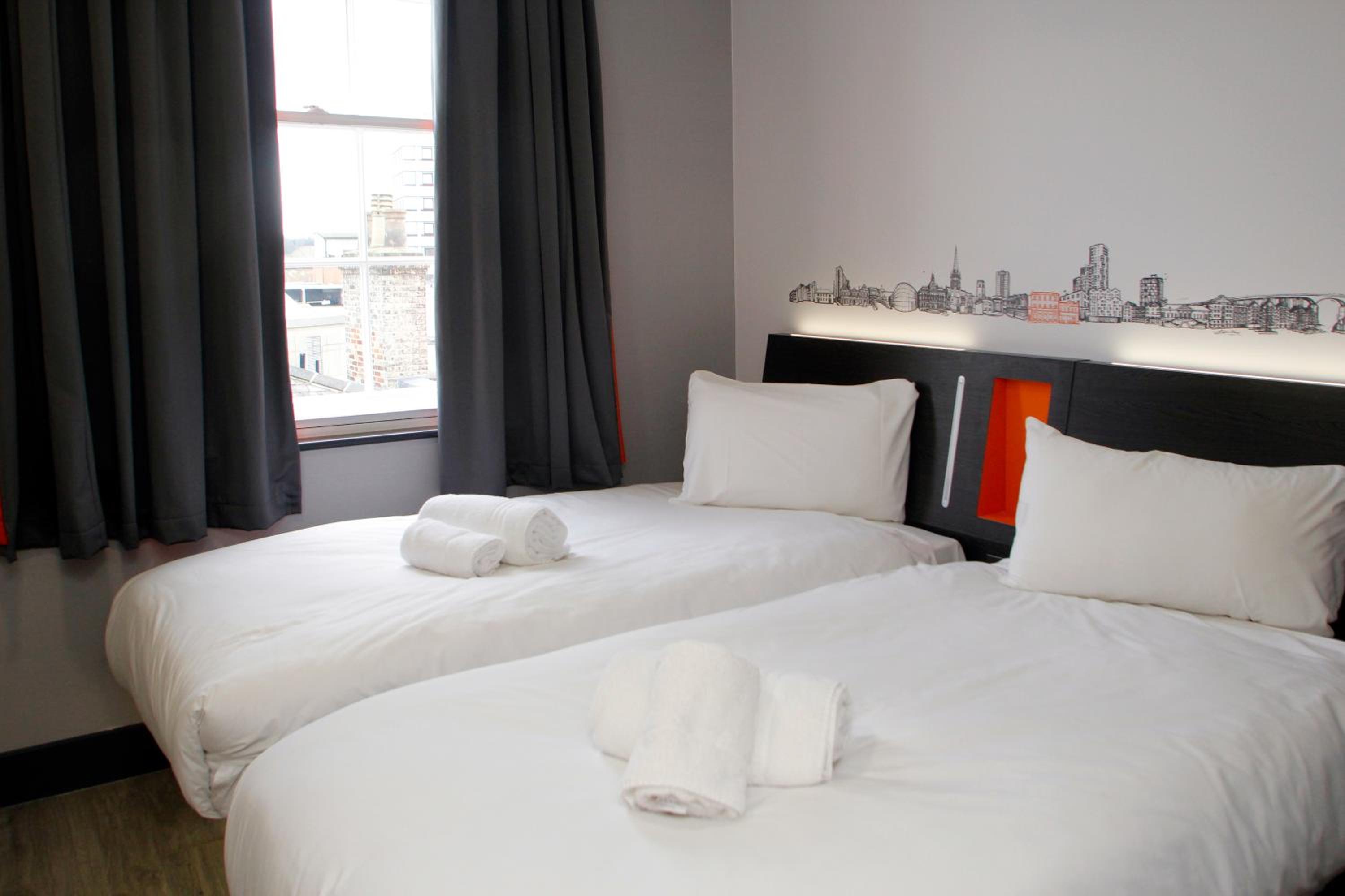 Twin Room with Window - Photo 3