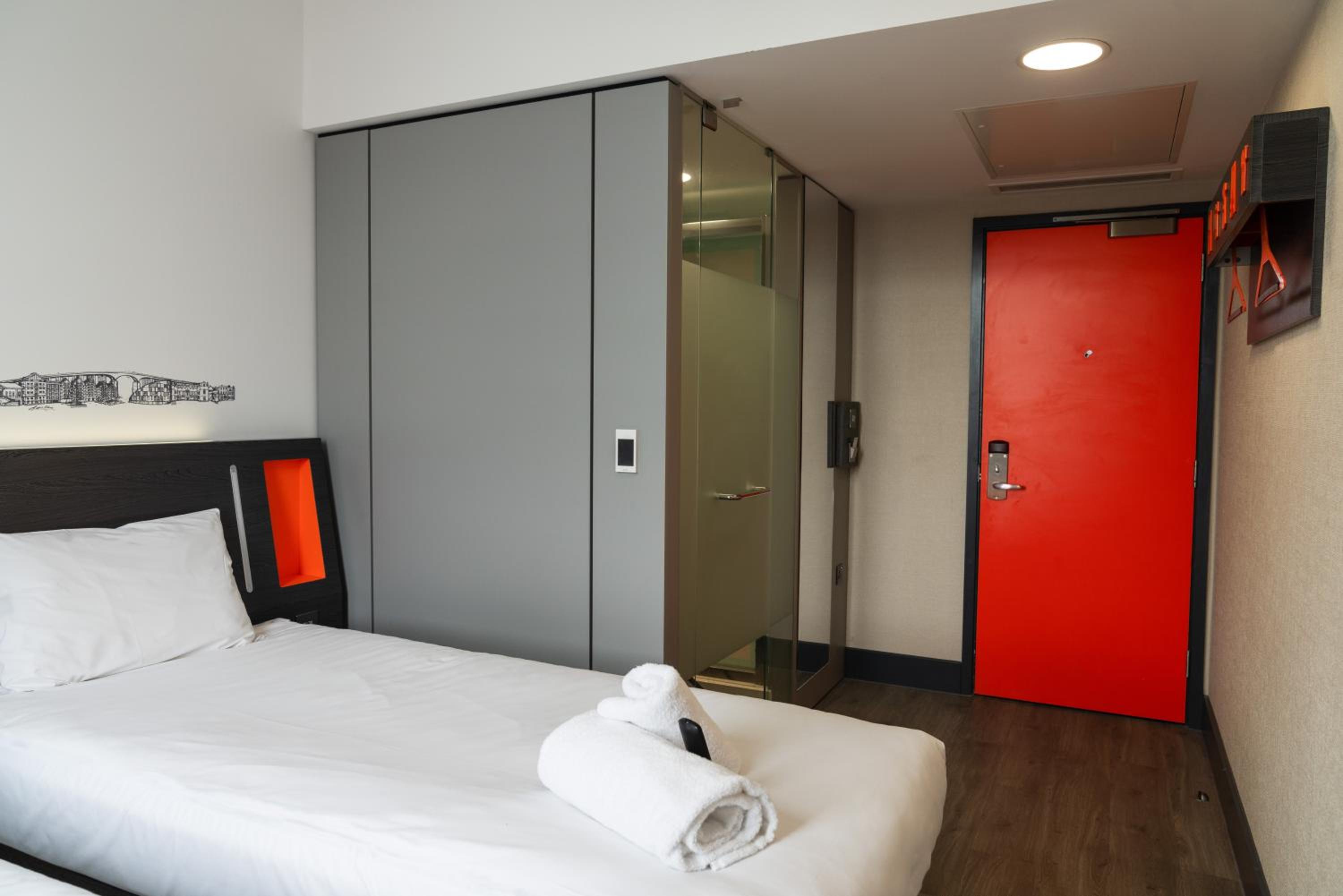 Twin Room with Window - Photo 5