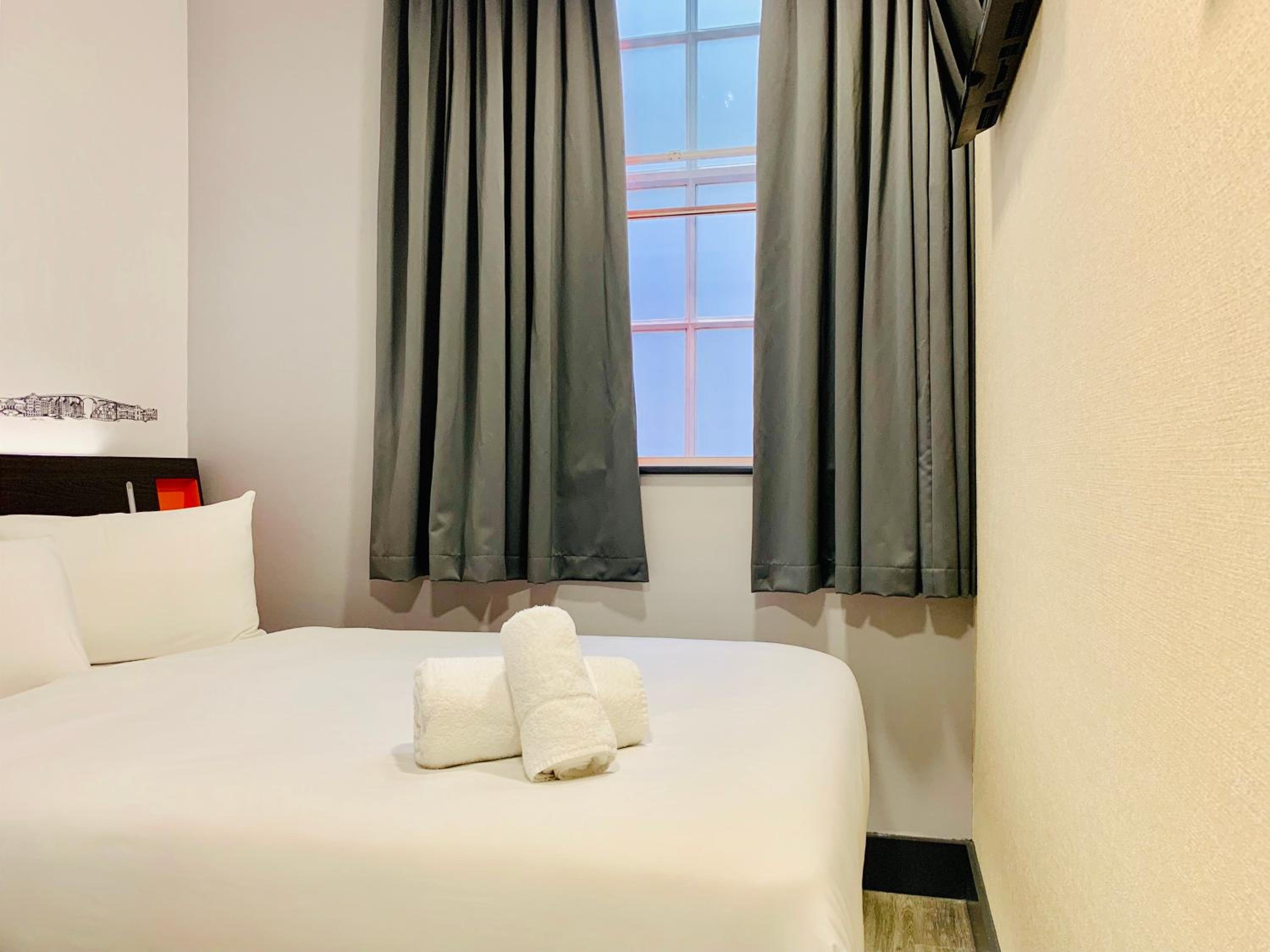 Double Room with Window - Photo 1