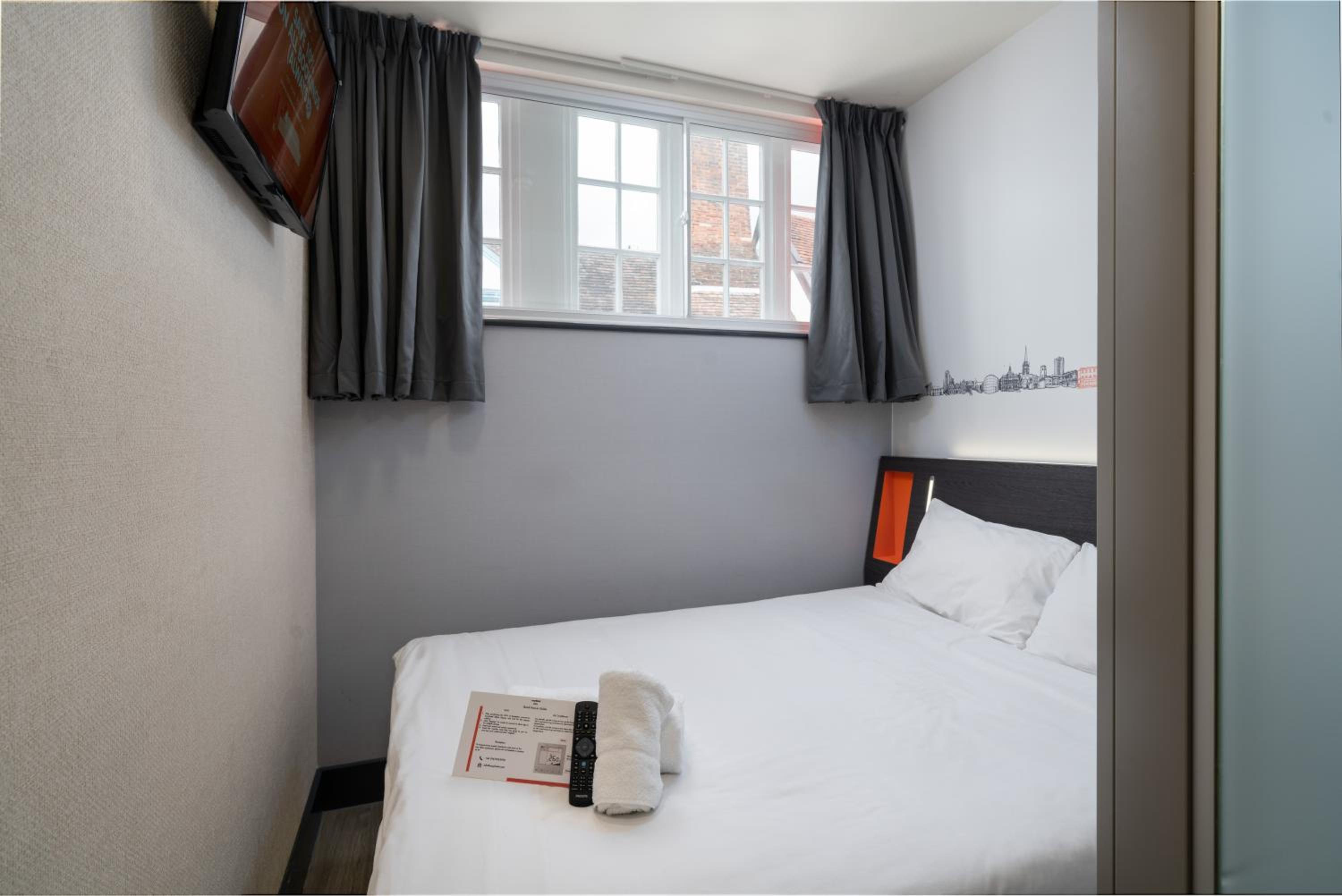 Double Room with Window - Photo 9