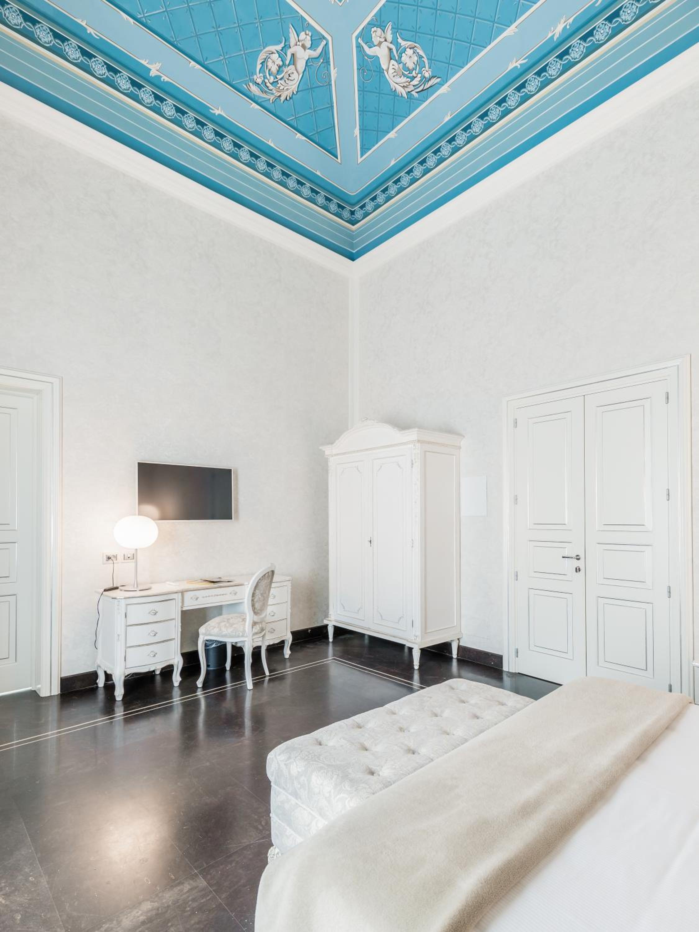 Deluxe Queen Room - Photo 1