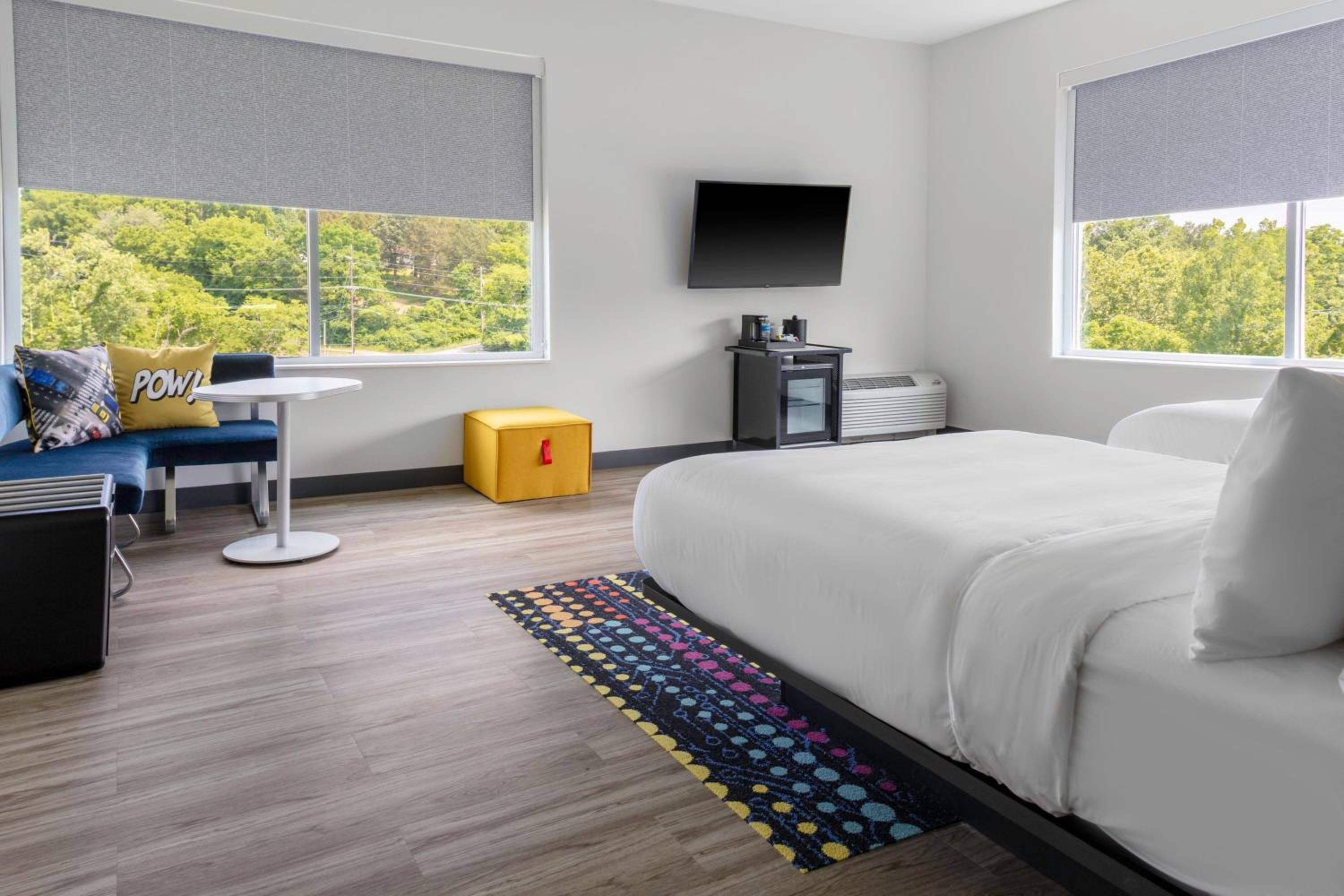 Queen Room with Two Queen Beds - Photo 9
