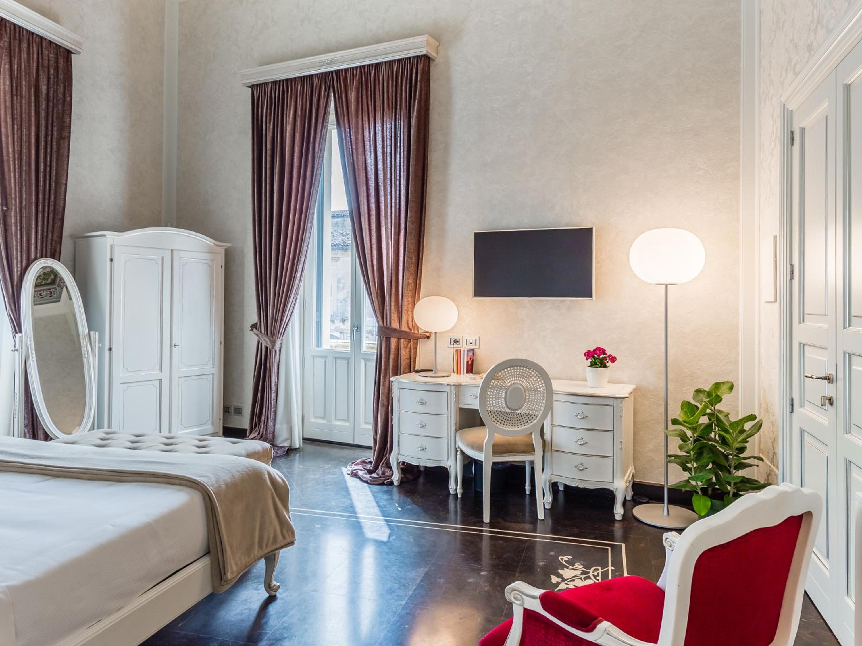 Deluxe Queen Room - Photo 15