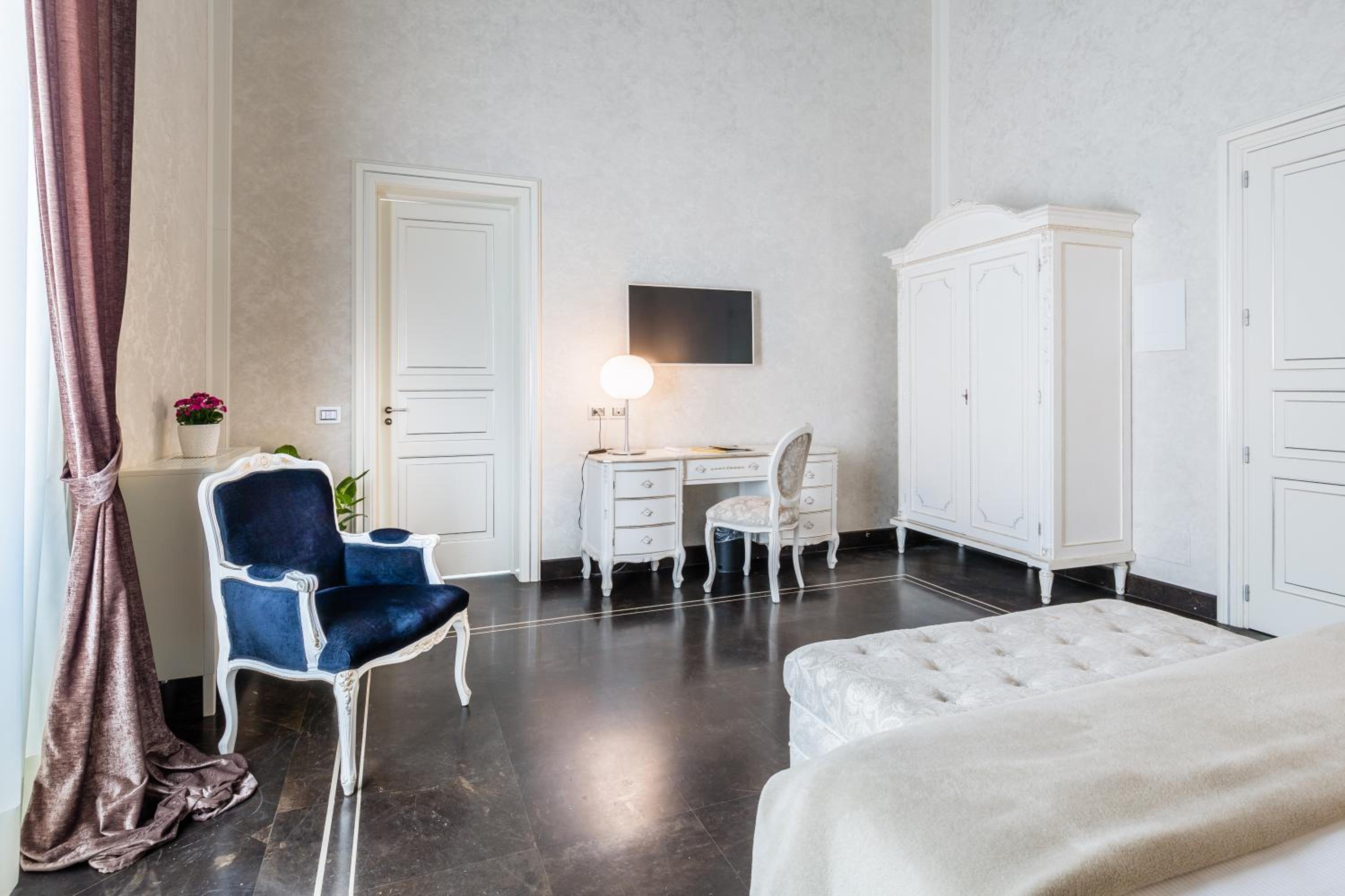 Deluxe Queen Room - Photo 16