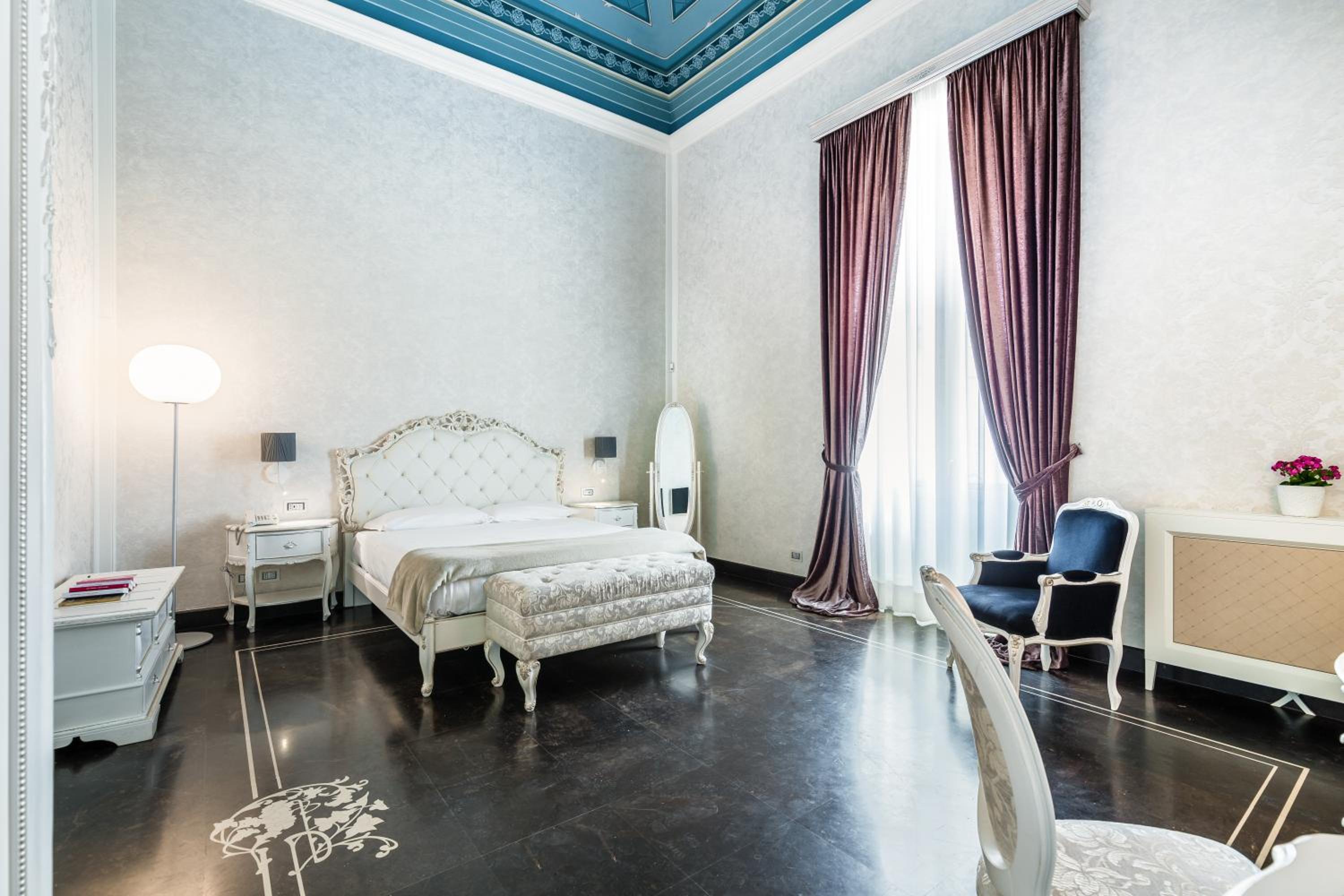 Deluxe Queen Room - Photo 17