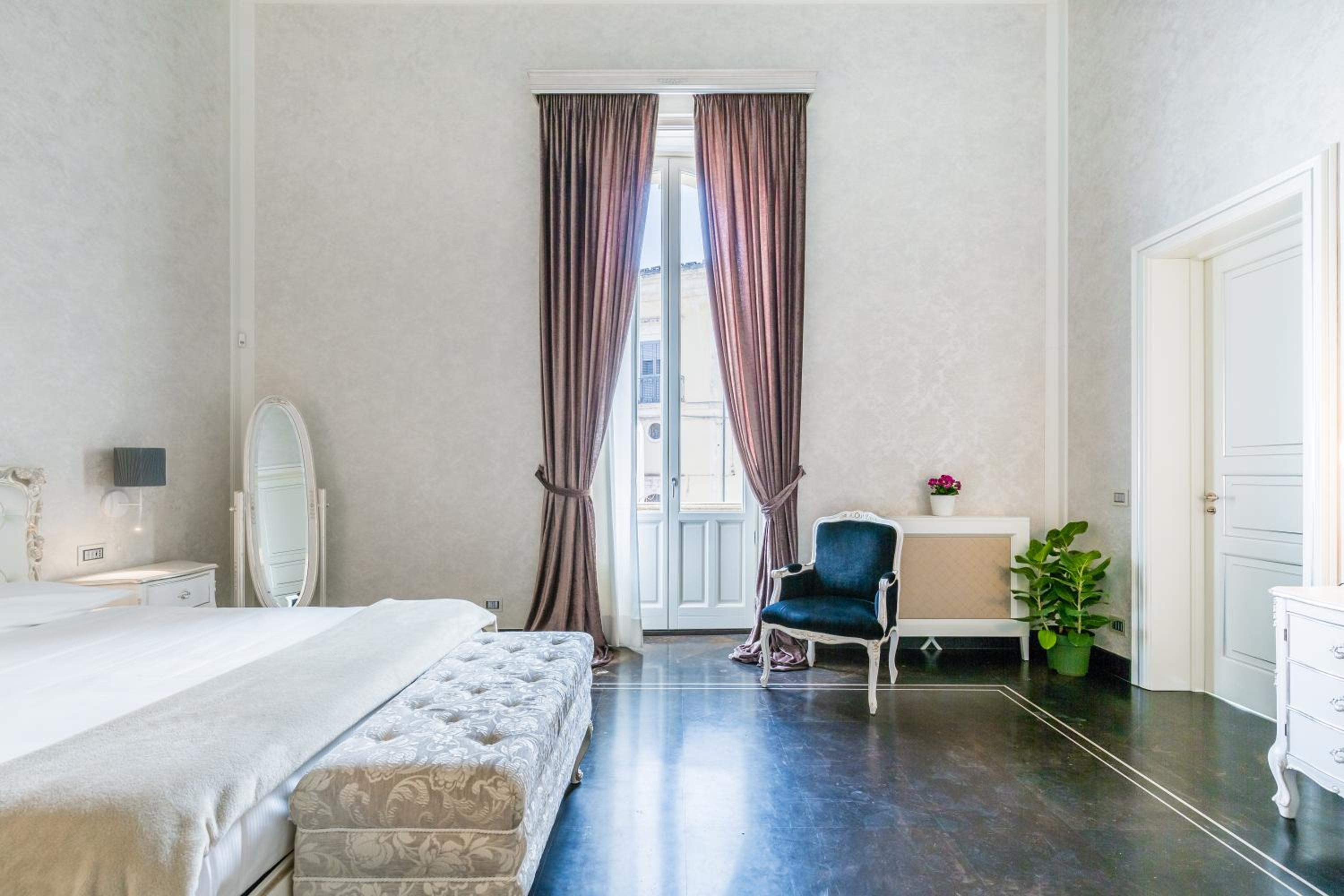 Deluxe Queen Room - Photo 9