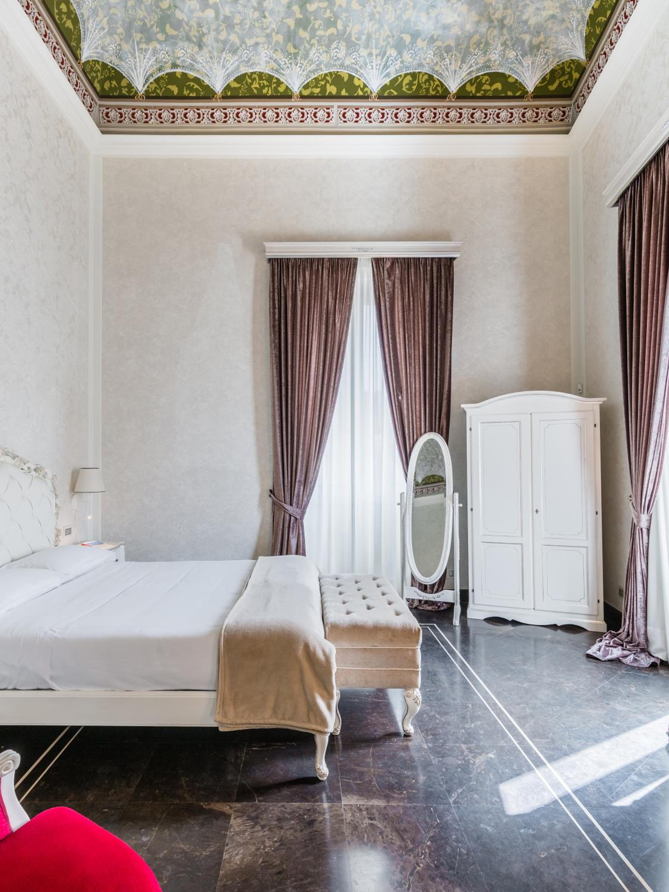 Deluxe Queen Room - Photo 8