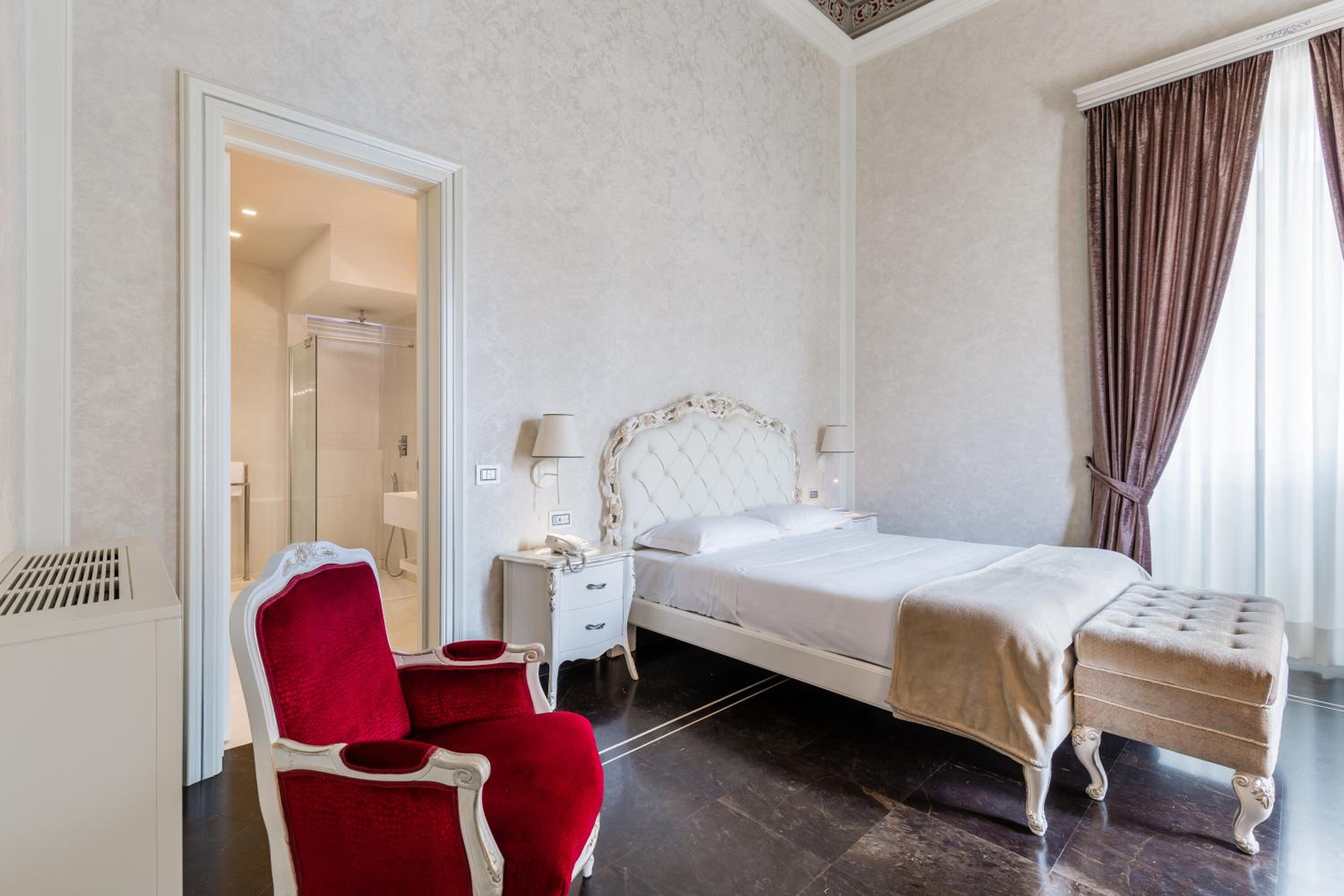 Deluxe Queen Room - Photo 7