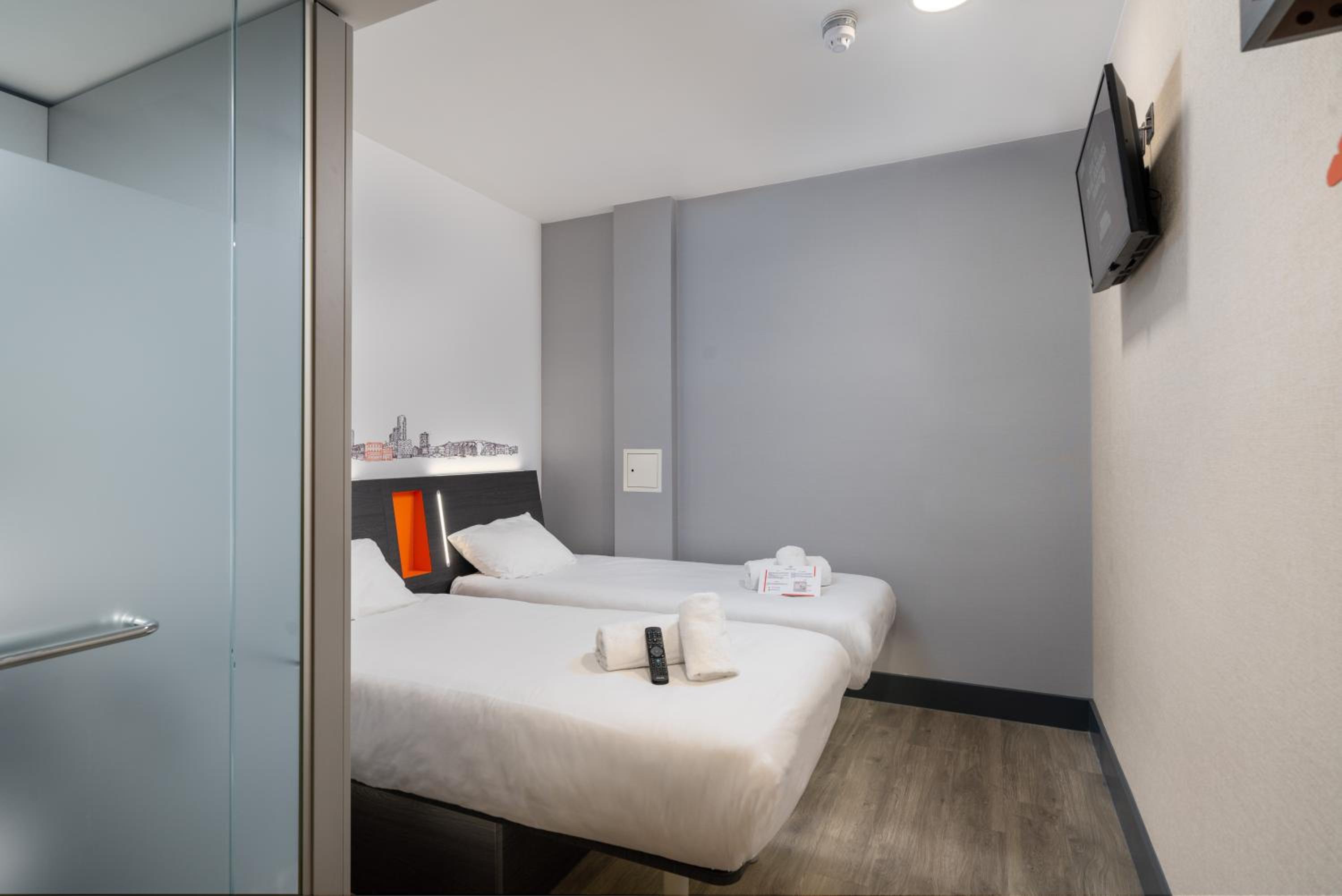 Twin Room without Window - Photo 1