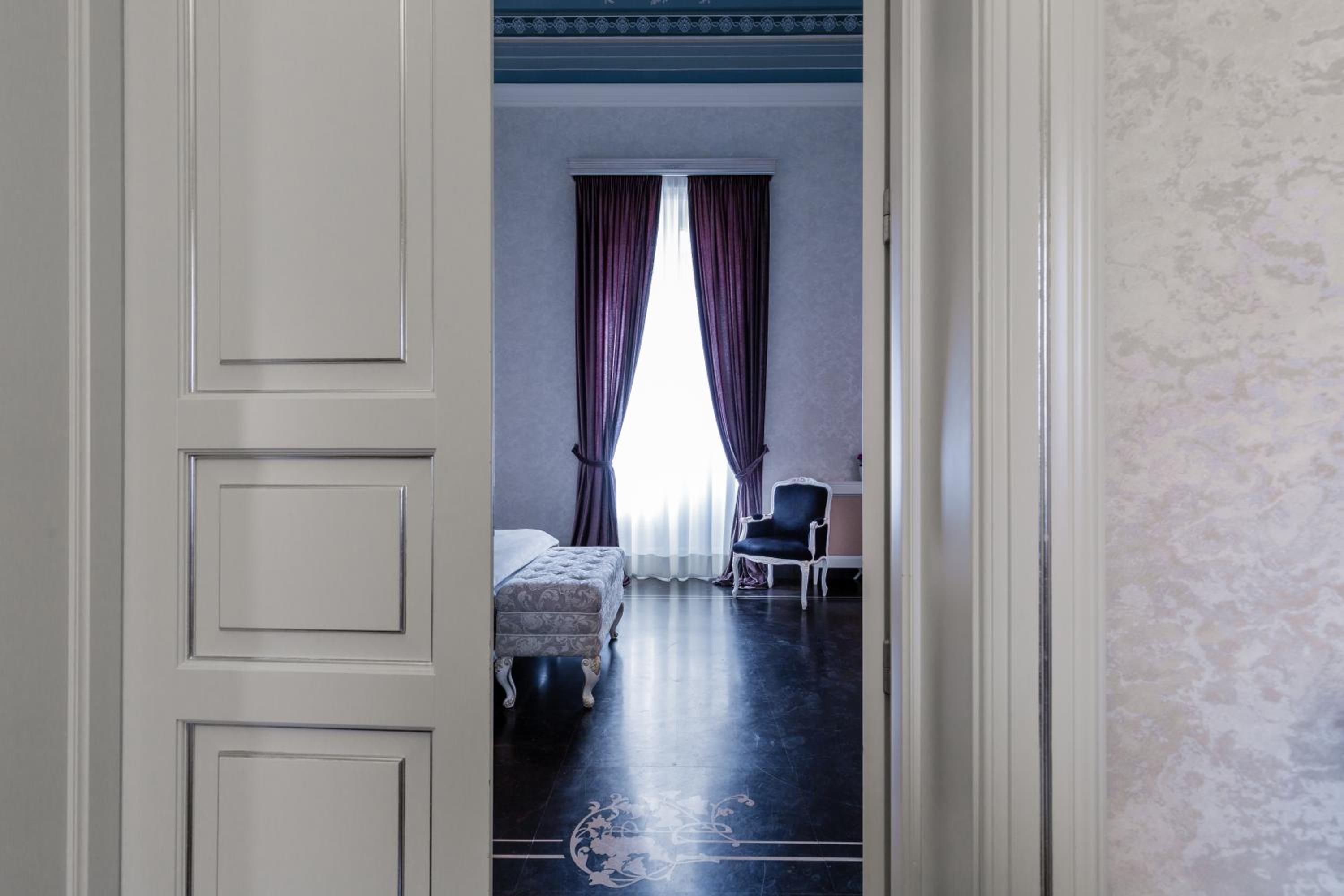 Deluxe Queen Room - Photo 6