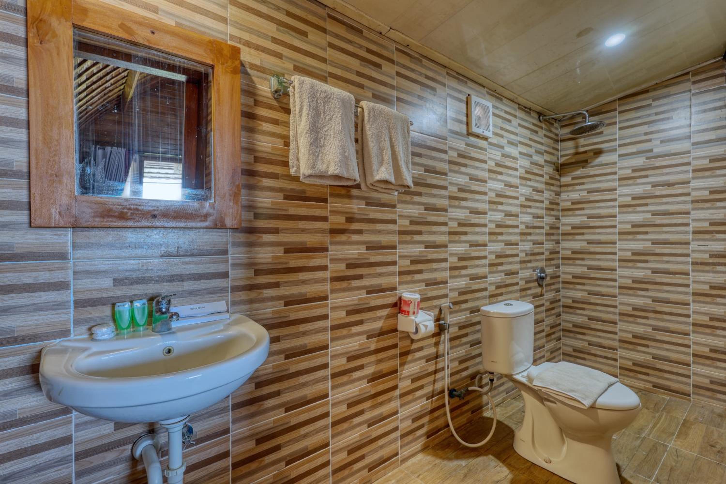 Double Room with Balcony - Photo 4