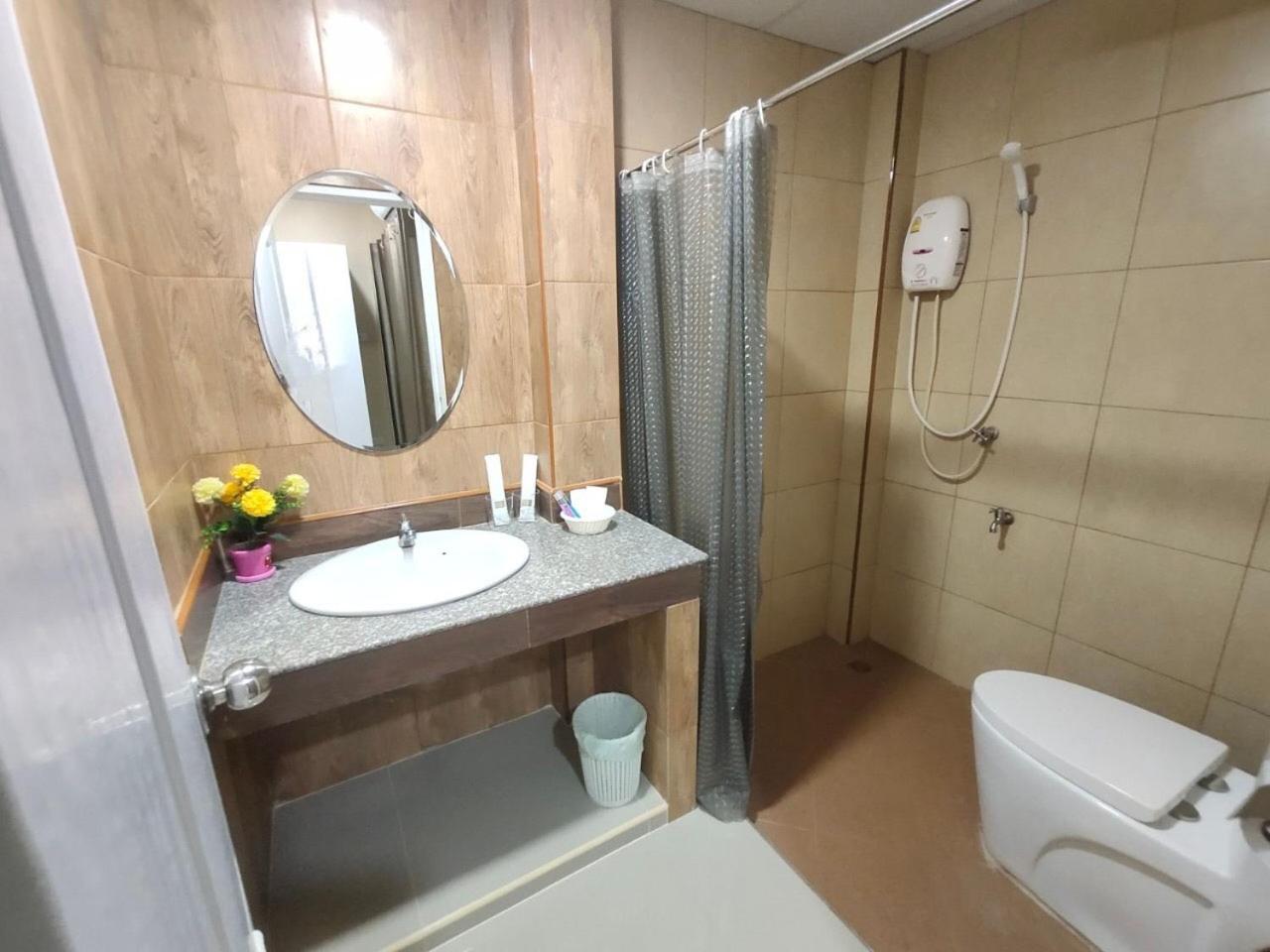 Standard Queen Room - Photo 9