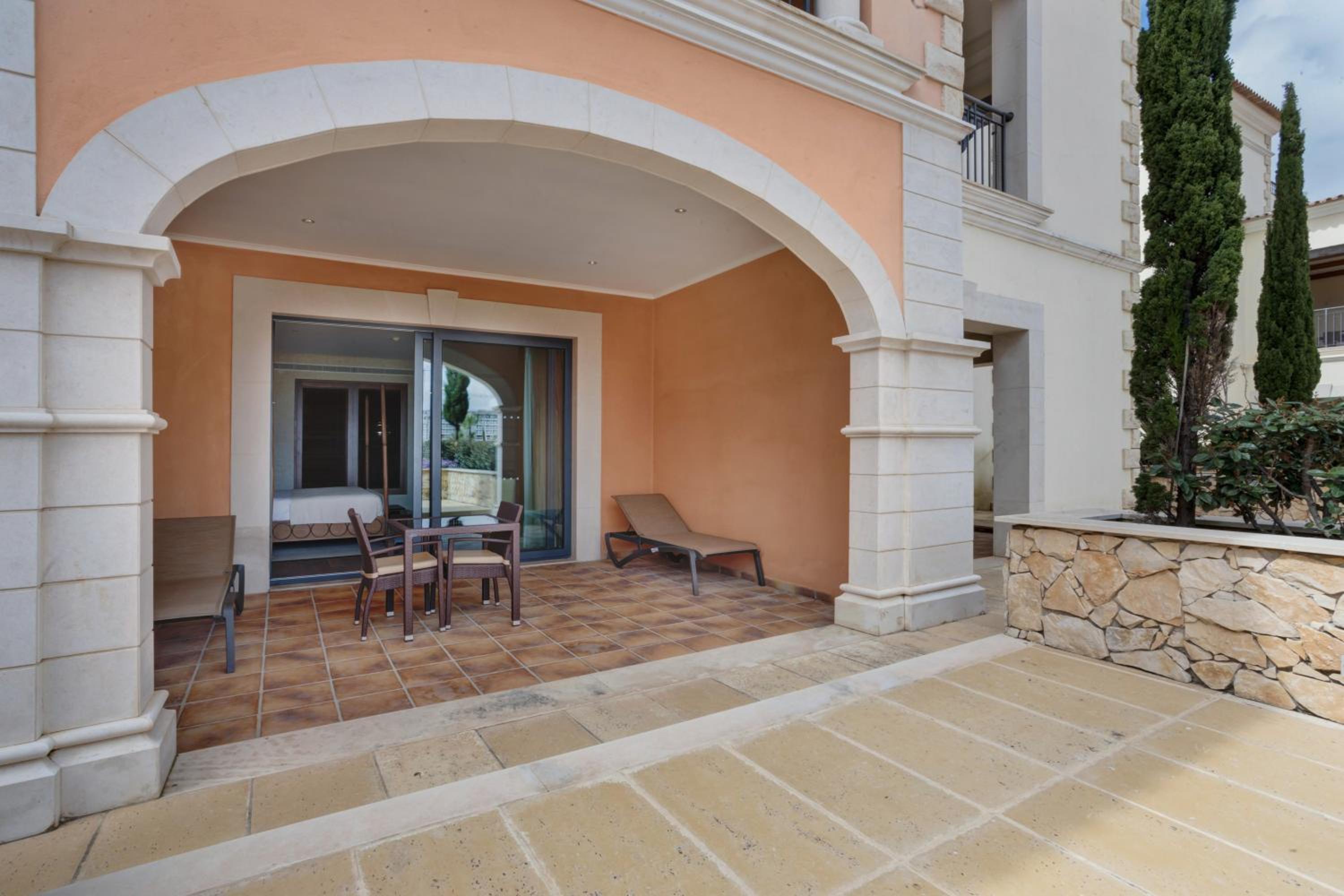 One-Bedroom Apartment with Pool View - Photo 10