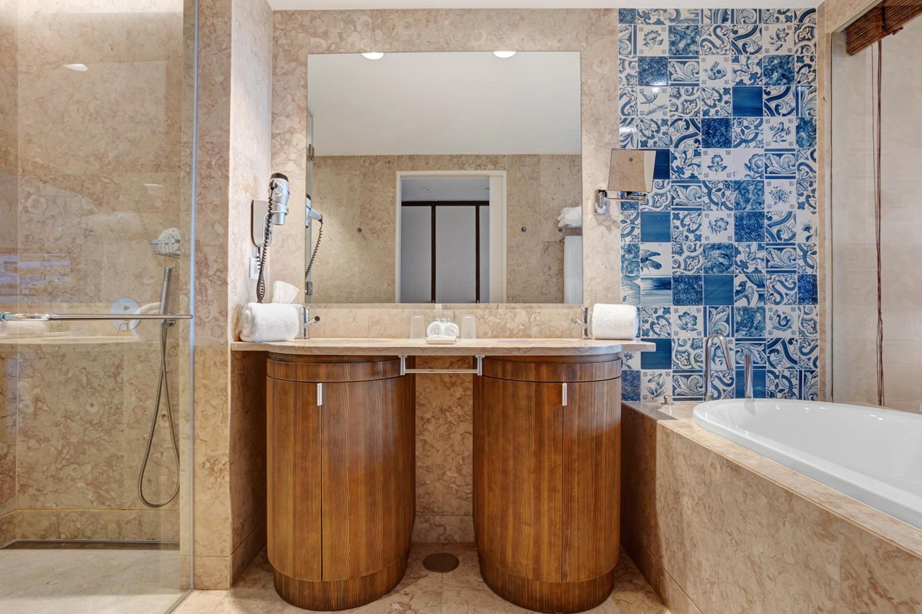 Double or Twin Room with Sea View - Photo 6