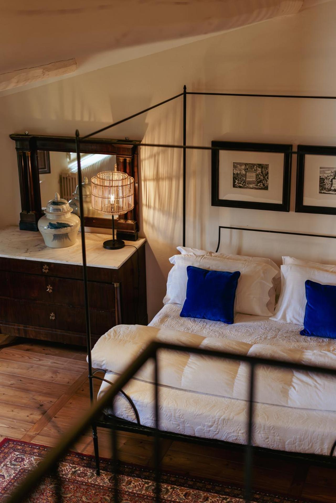 Superior Suite - Photo 11