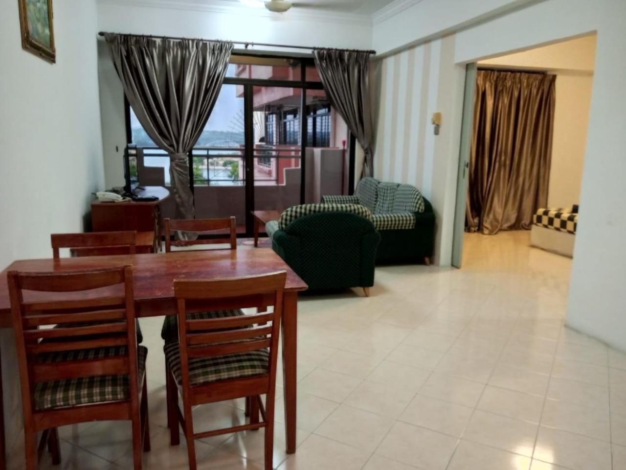 One-Bedroom Apartment - Photo 3