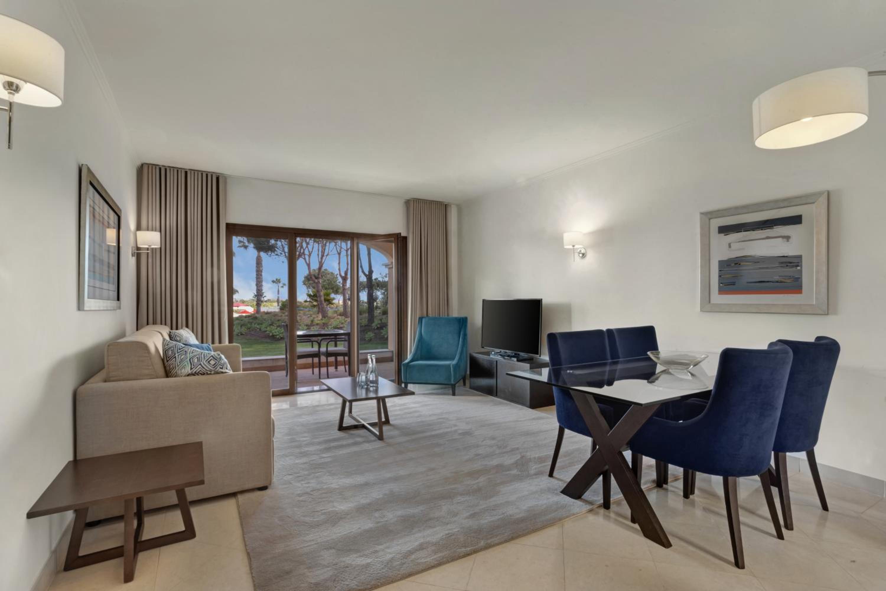 One-Bedroom Apartment with Pool View - Photo 3
