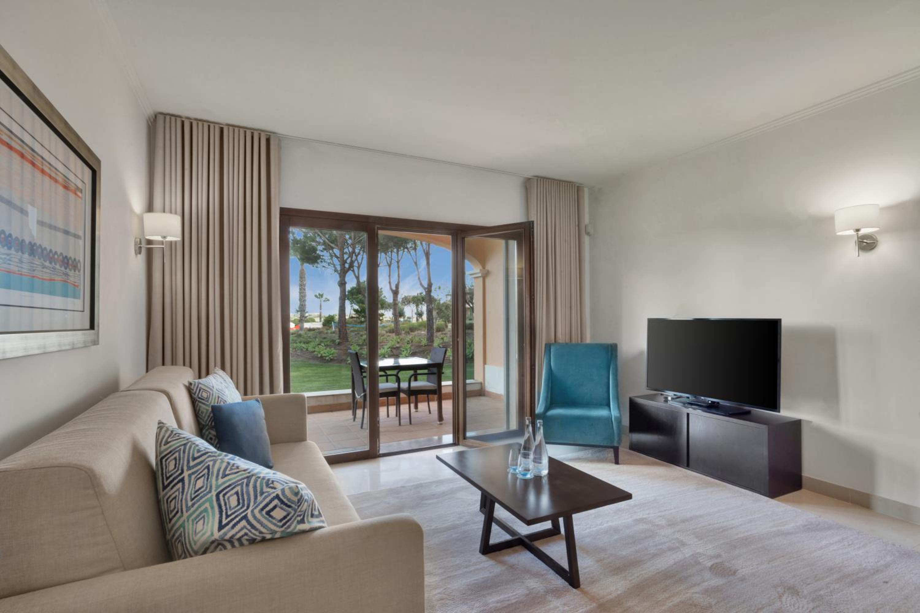 One-Bedroom Apartment with Pool View - Photo 4