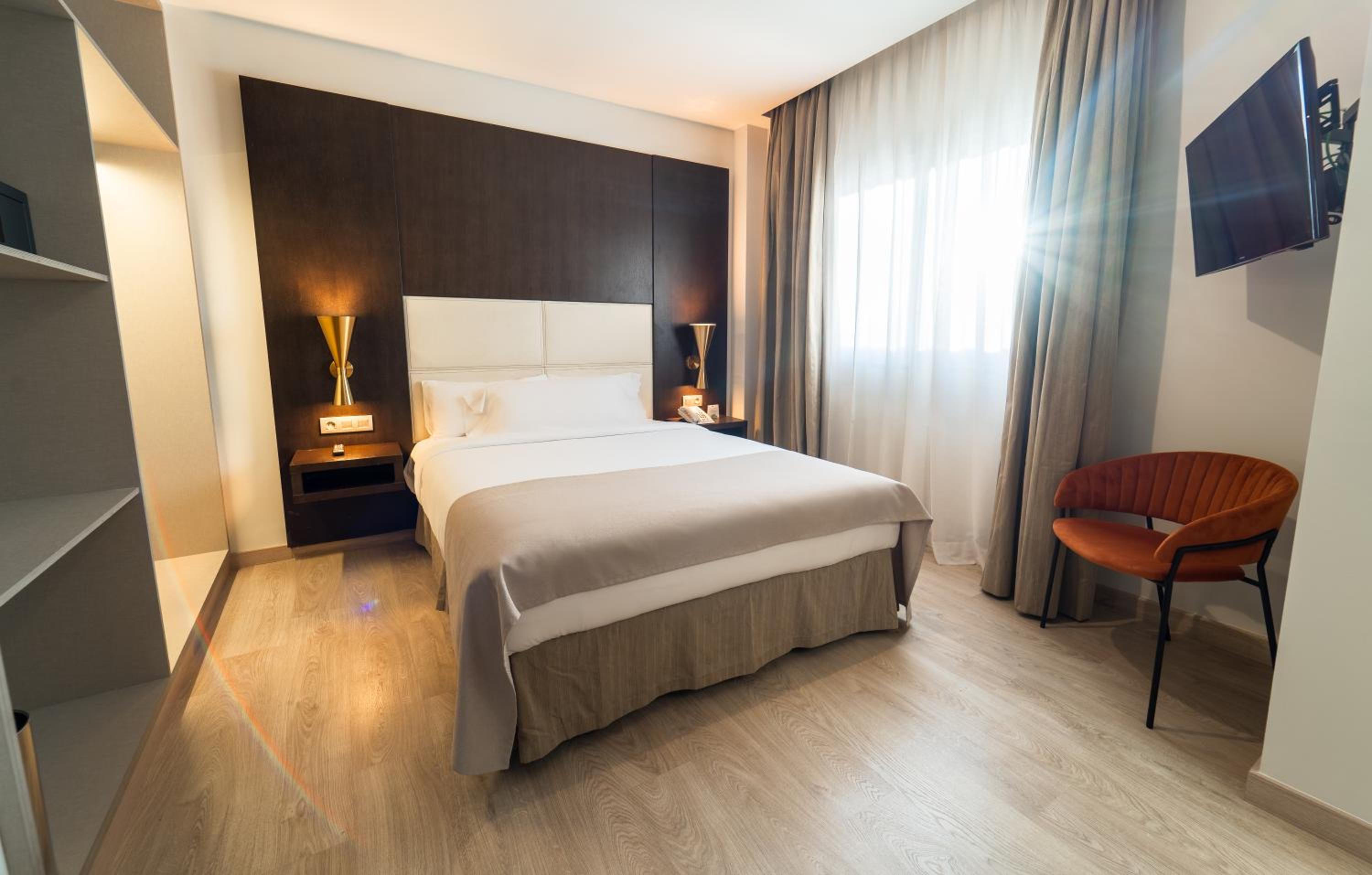 Deluxe Twin Room thumbnail 6