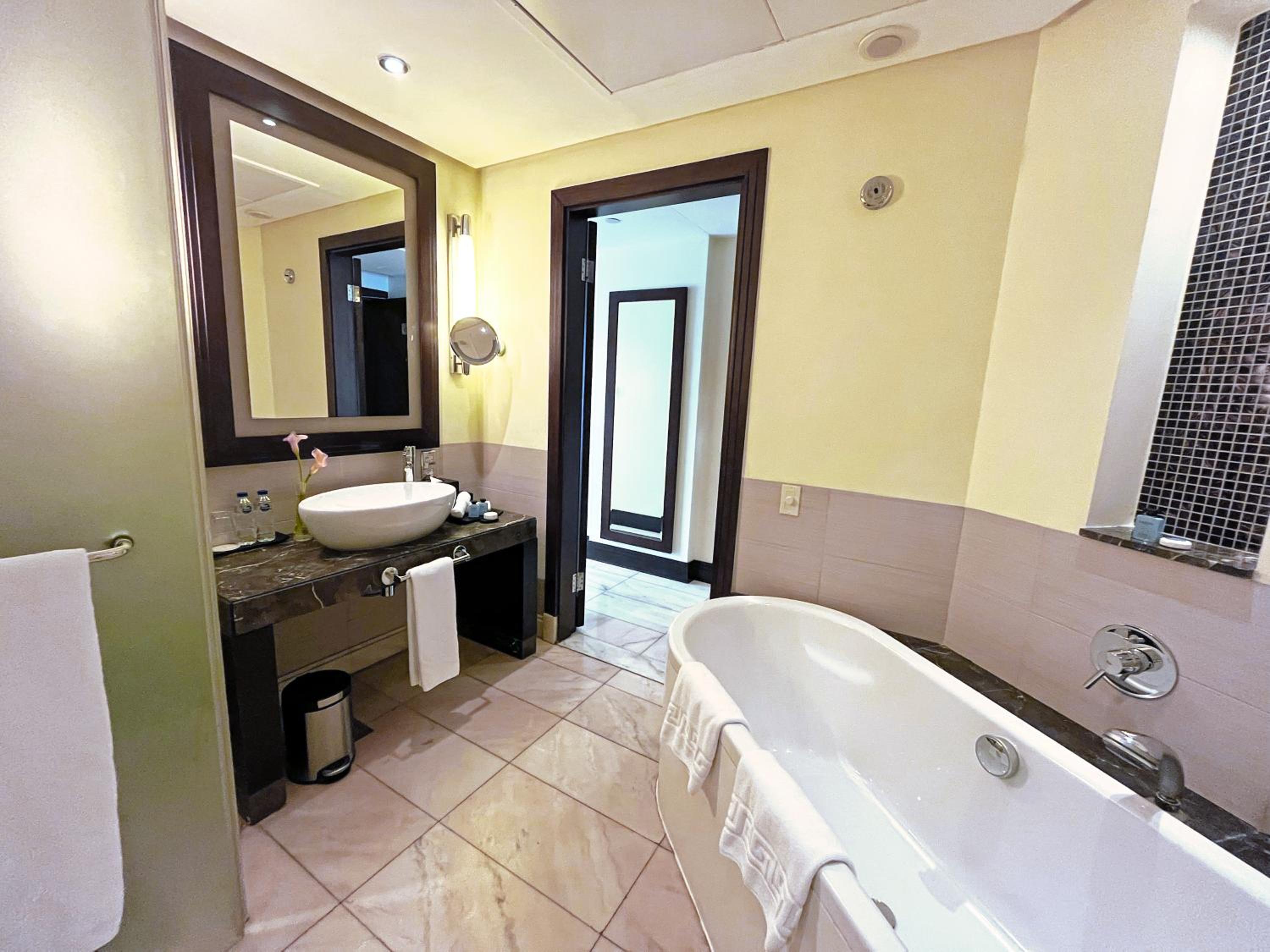 Superior Room with 1 Queen Bed - City View - Photo 3