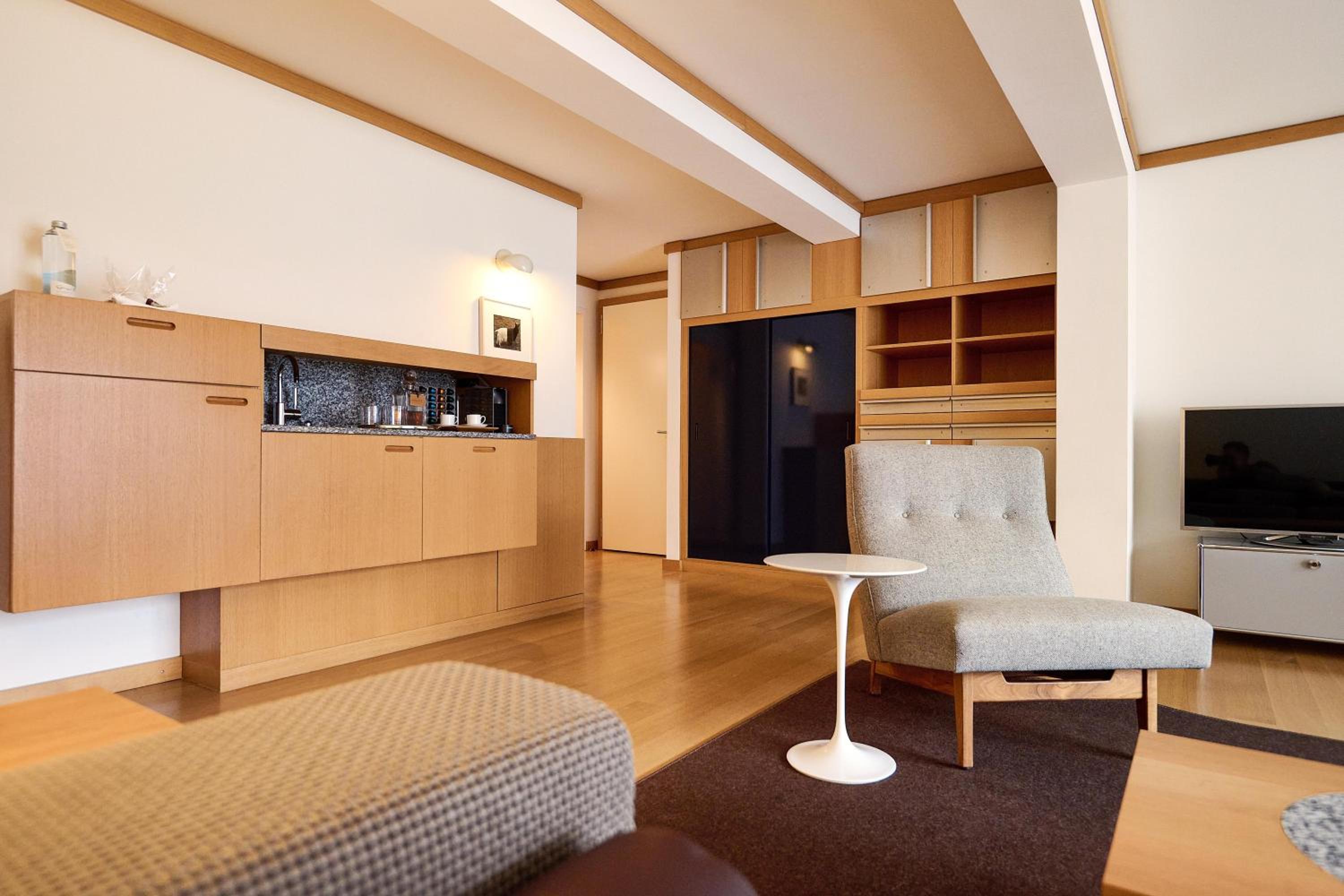 Corner Suite - Photo 9