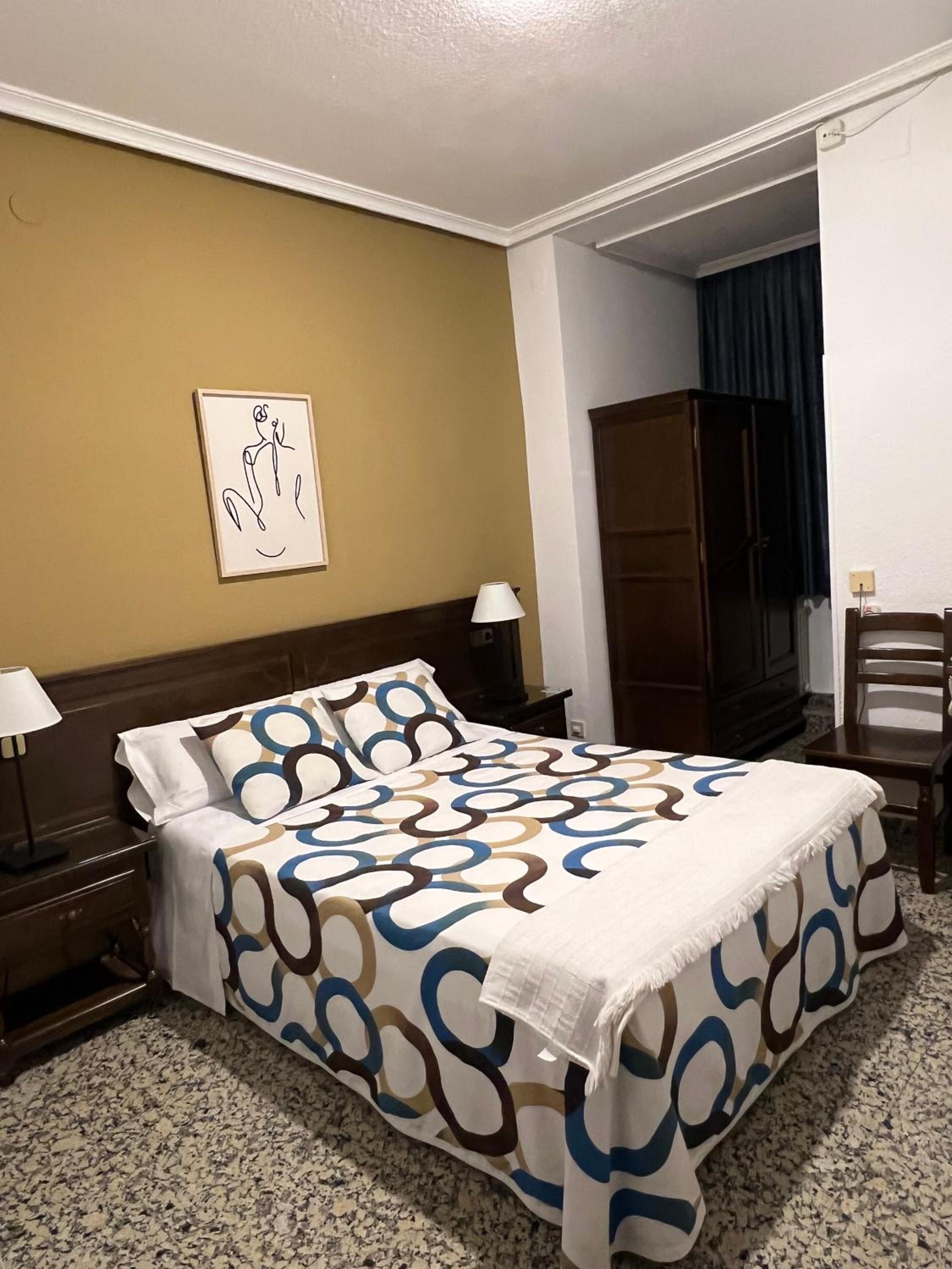 Standard Queen Room - Photo 13