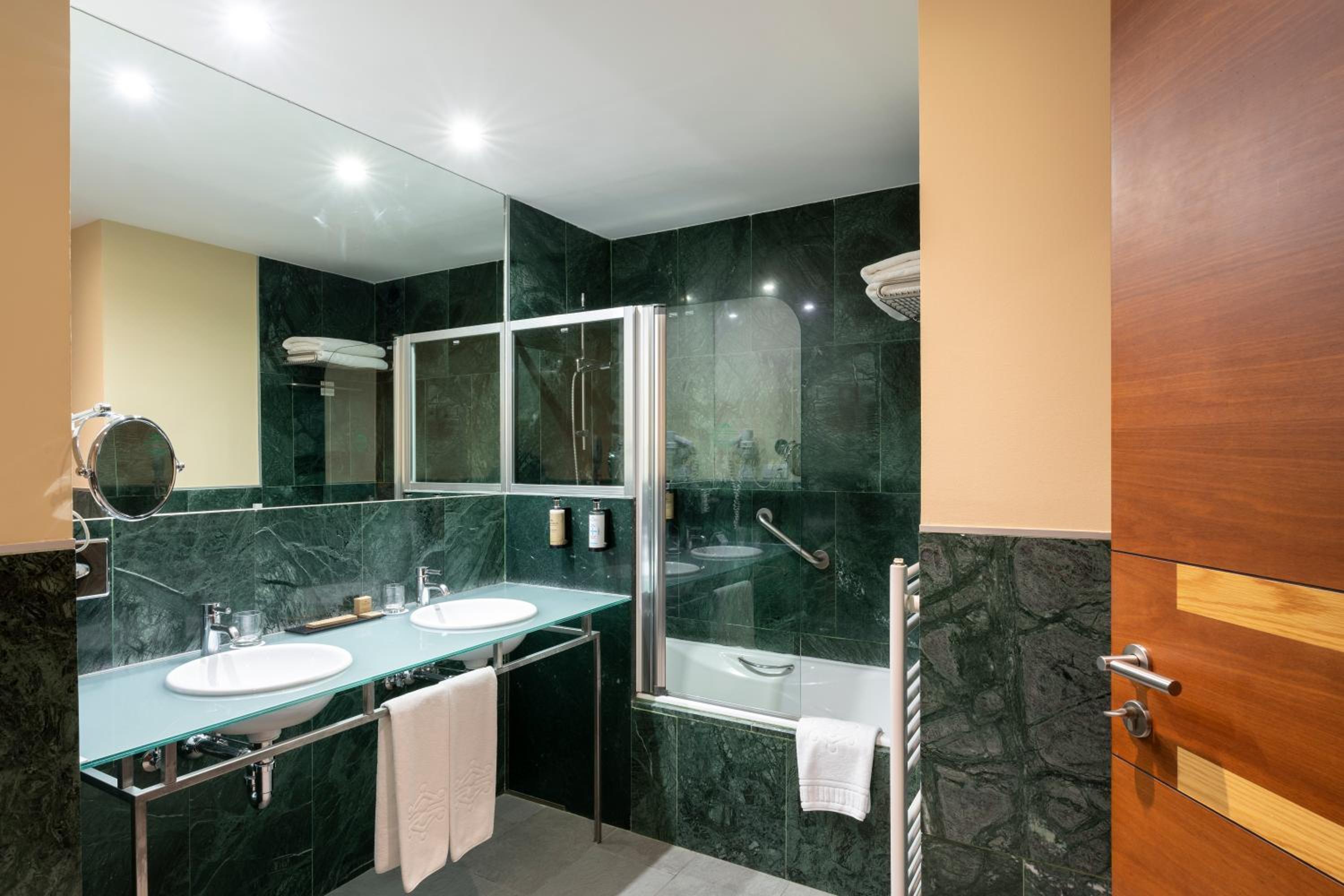Standard Double Room - Photo 7