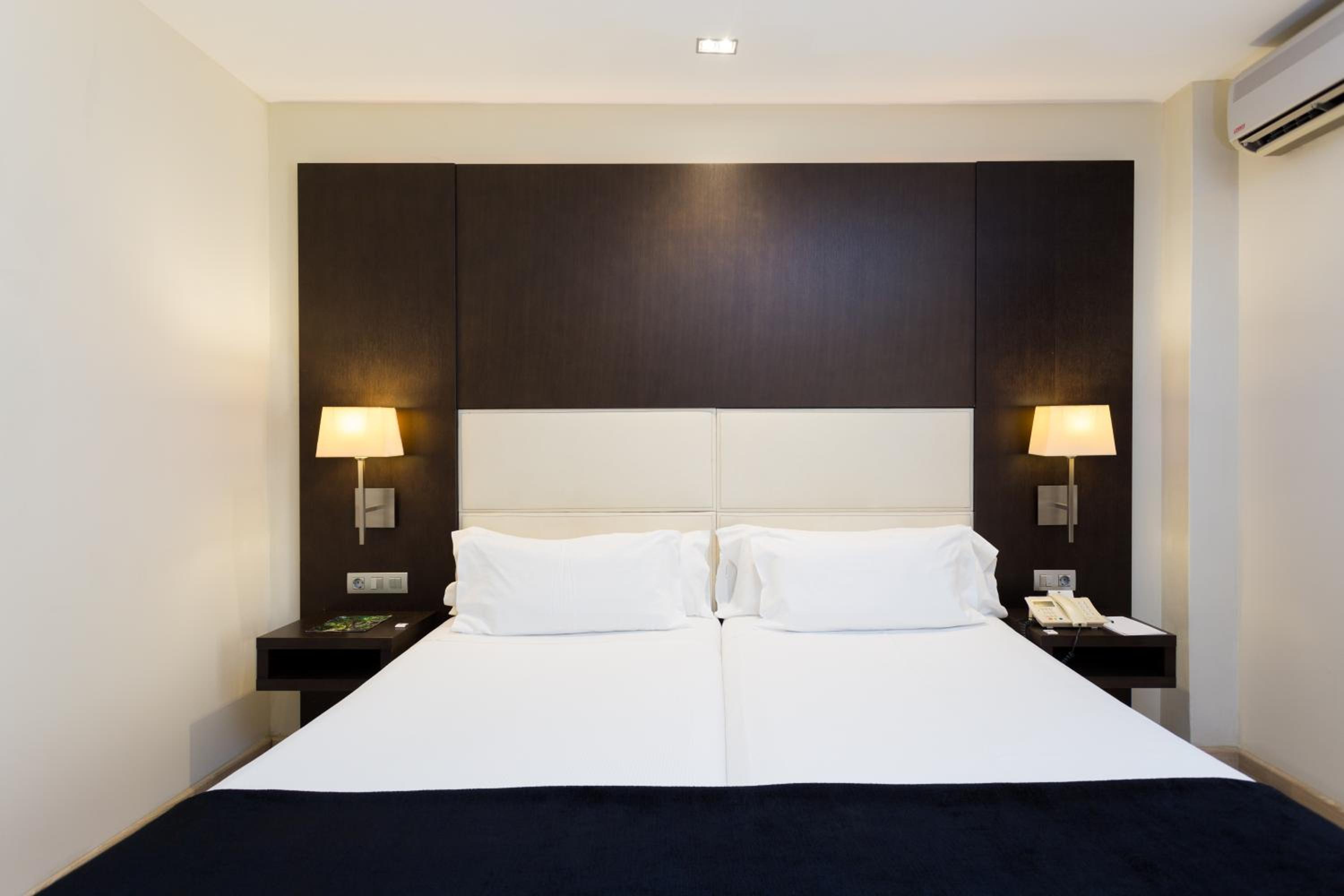 Double or Twin Room thumbnail 6
