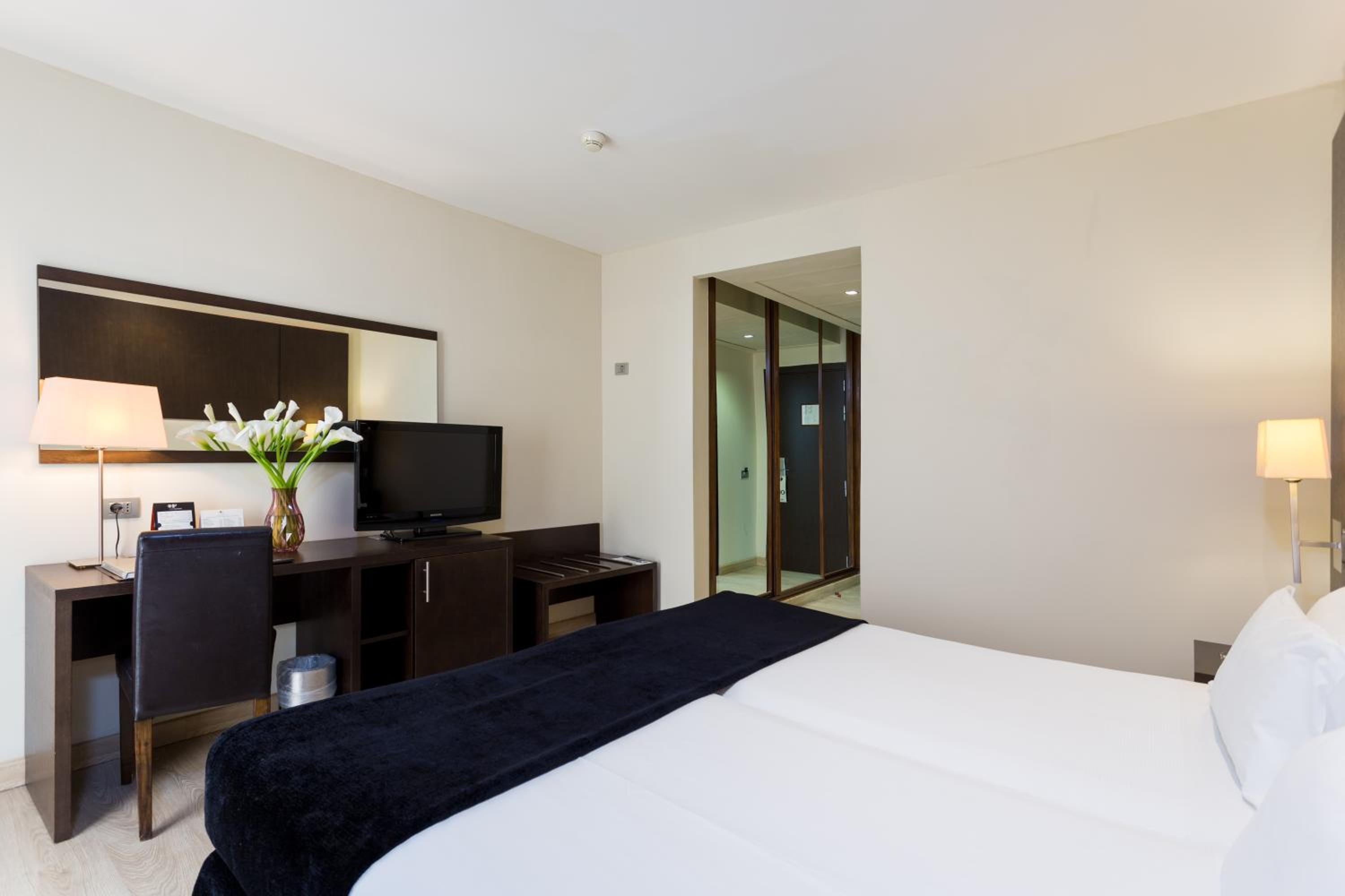 Double or Twin Room thumbnail 5
