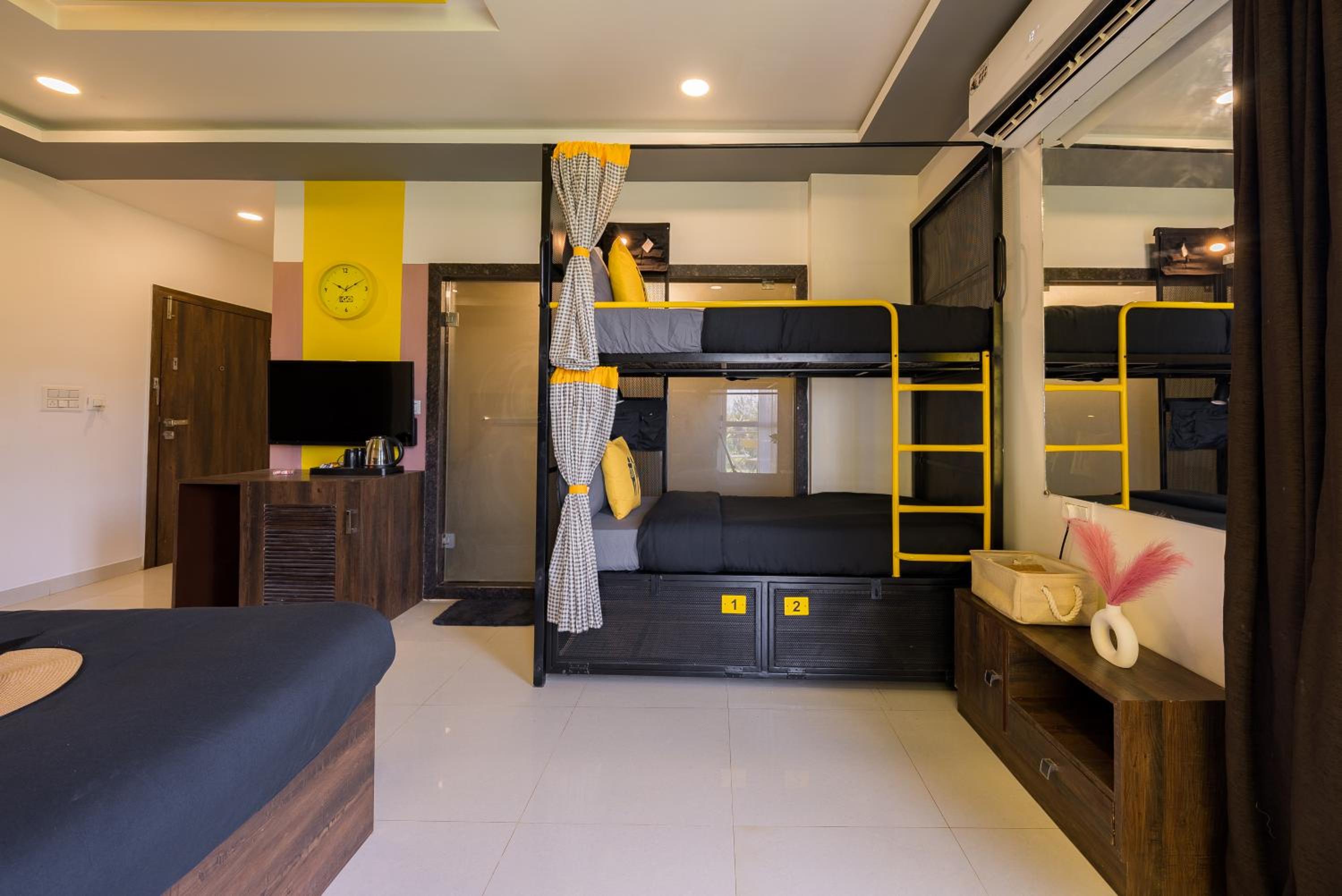 Standard Quadruple Room with Balcony photo 3