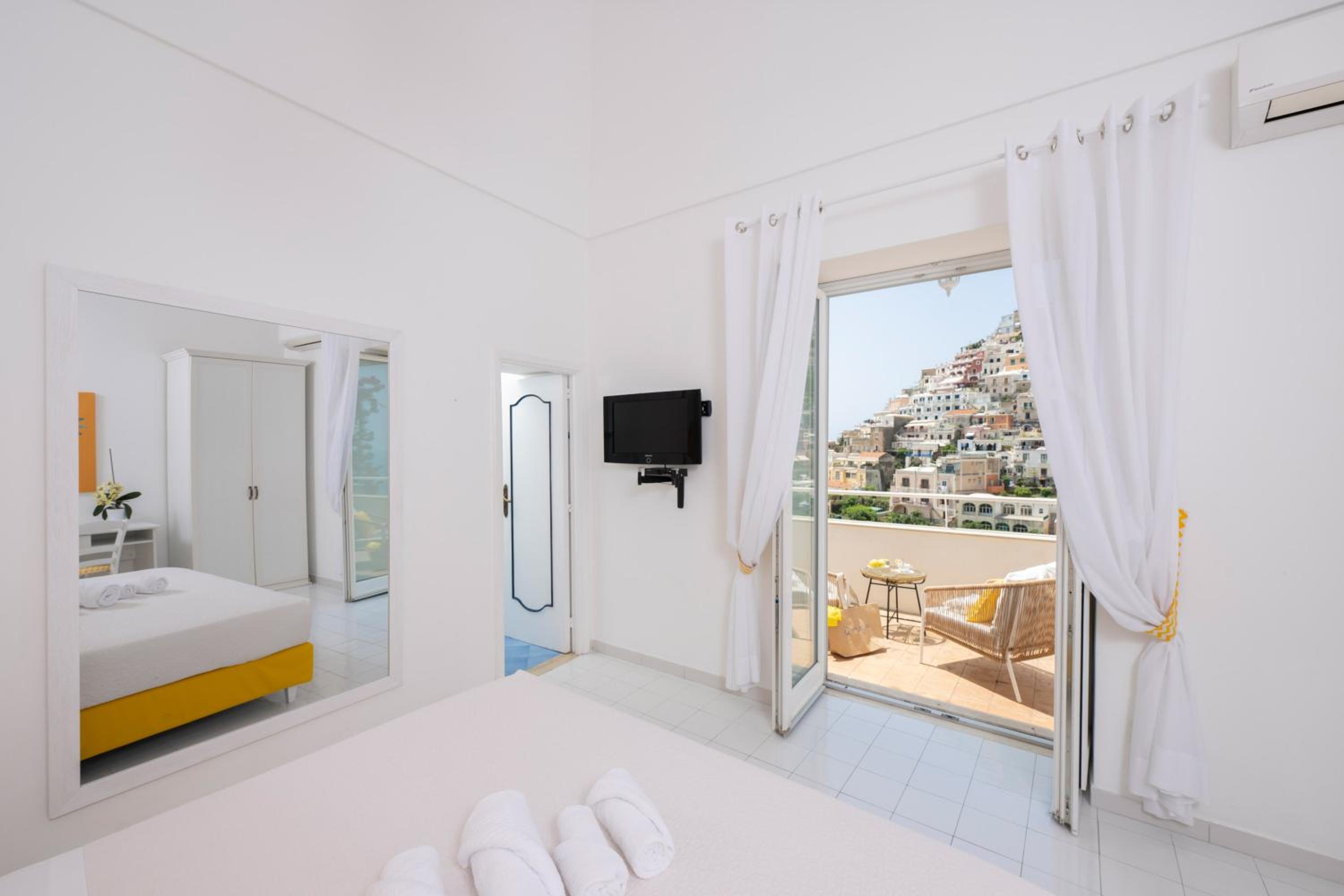 Deluxe Double Room with Balcony and Sea View - Photo 1