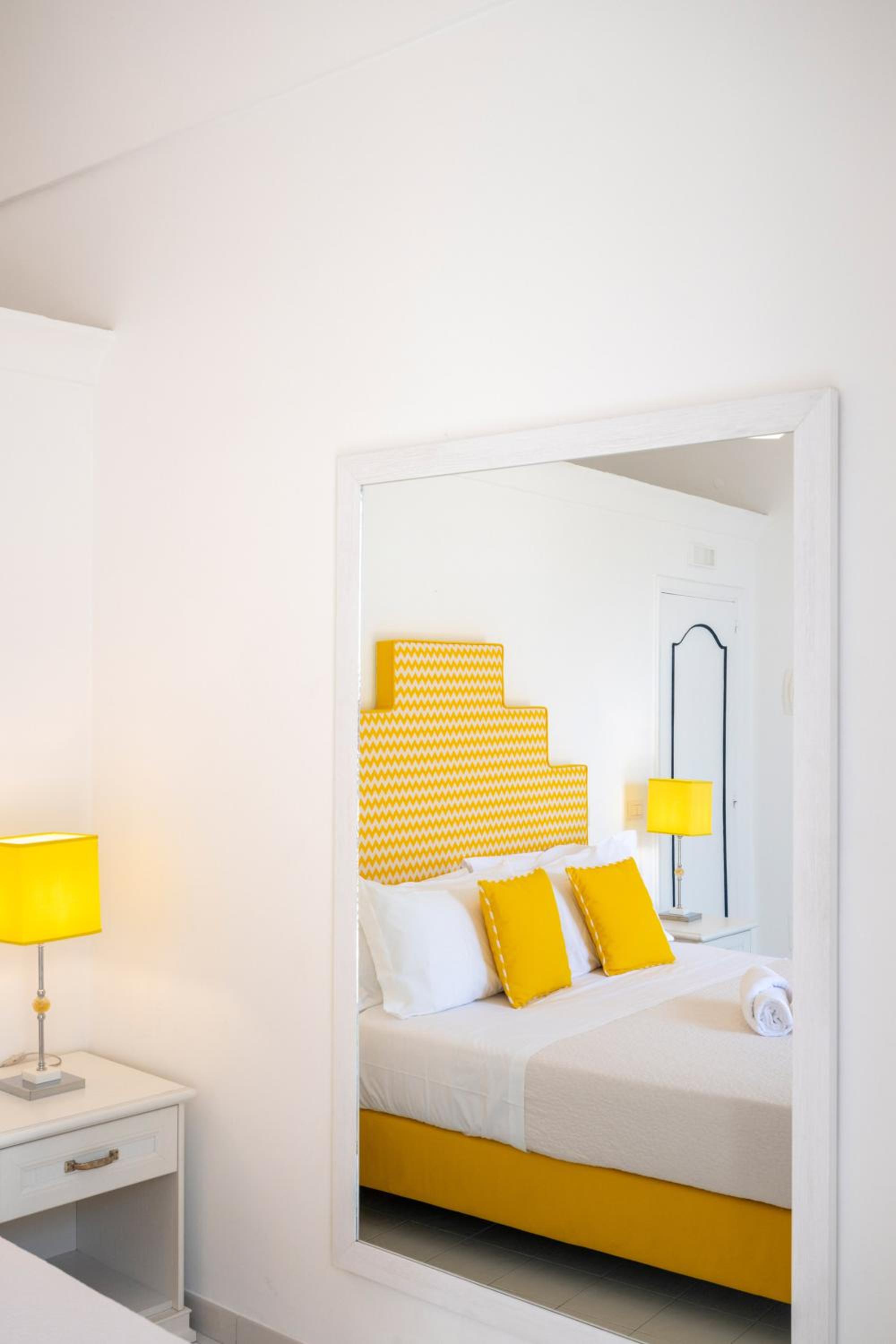 Deluxe Double Room with Balcony and Sea View - Photo 8