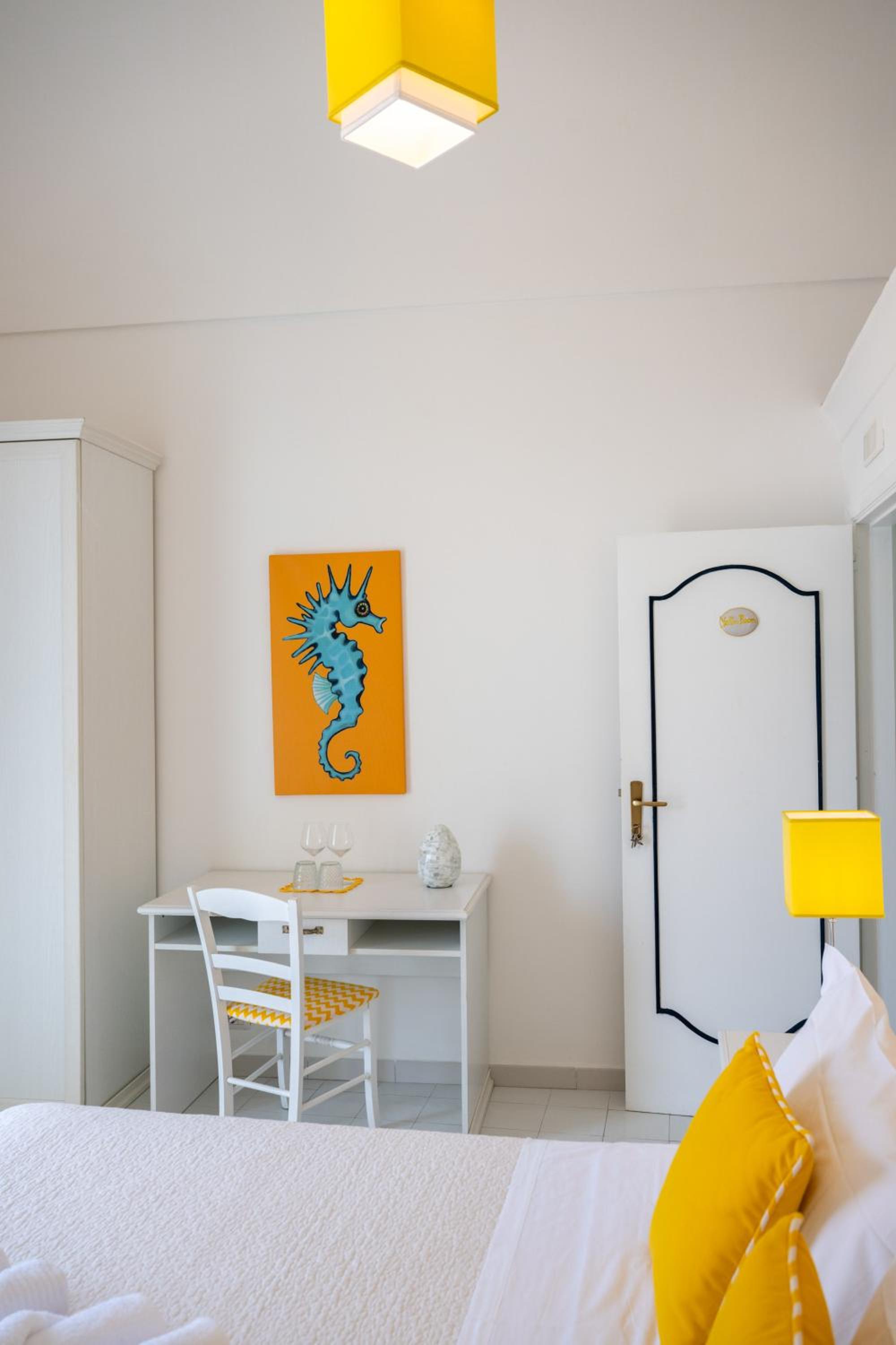 Deluxe Double Room with Balcony and Sea View - Photo 9
