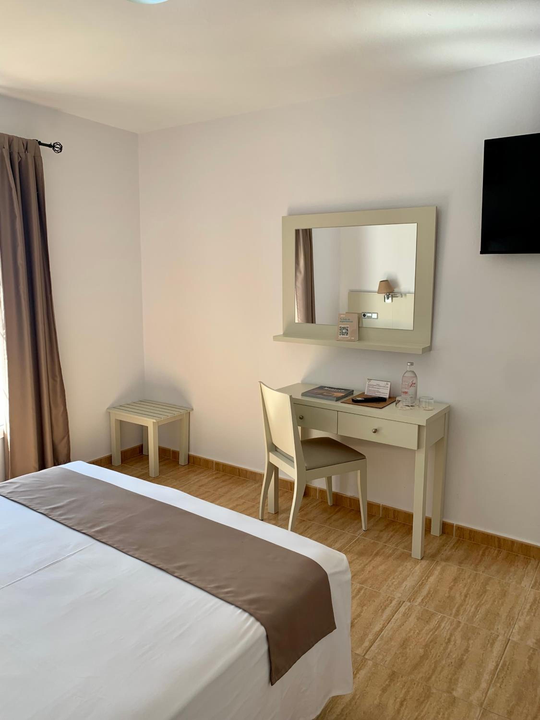 Standard Double or Twin Room - Photo 4