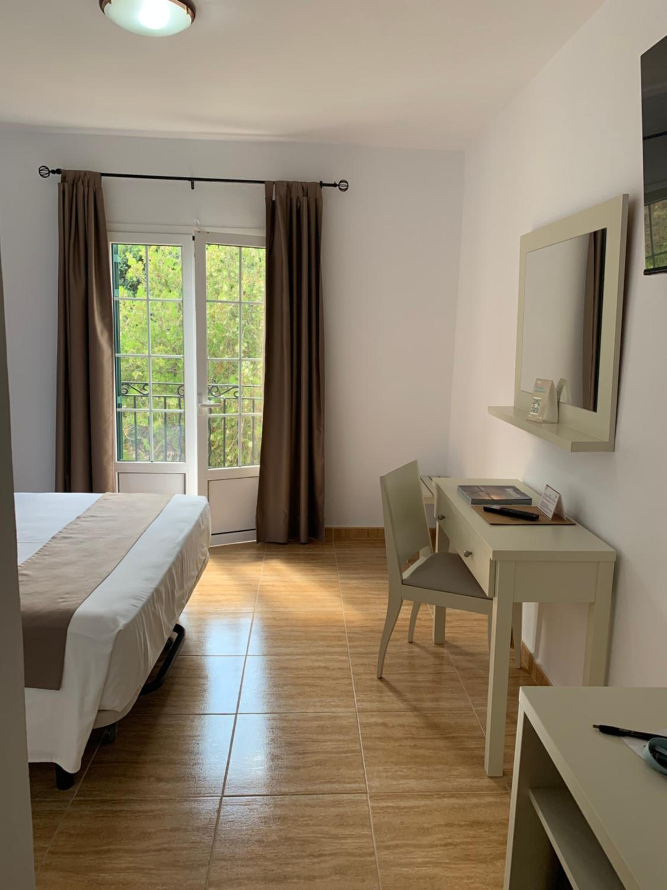 Standard Double or Twin Room - Photo 3