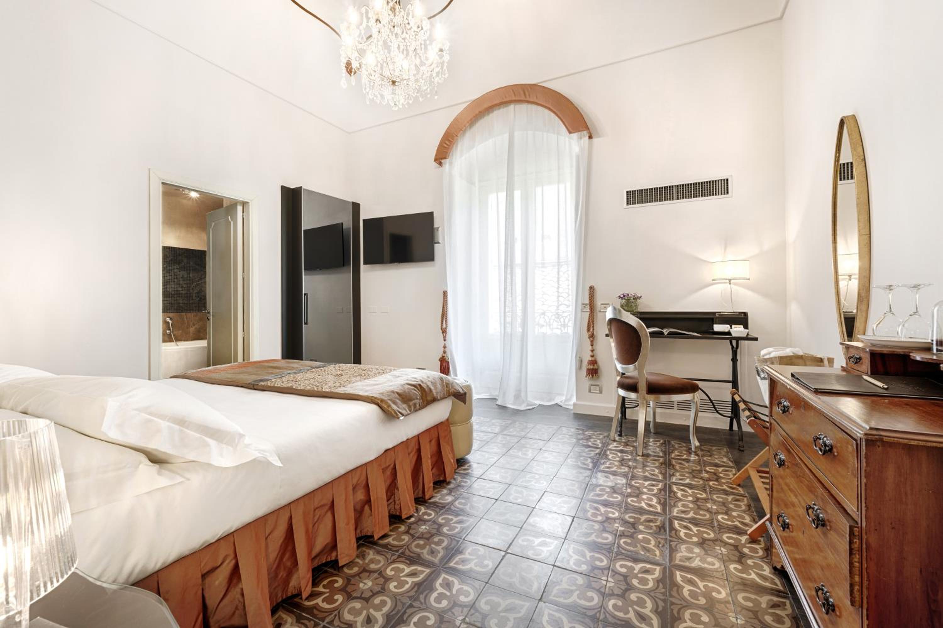 Deluxe Double Room - Photo 12