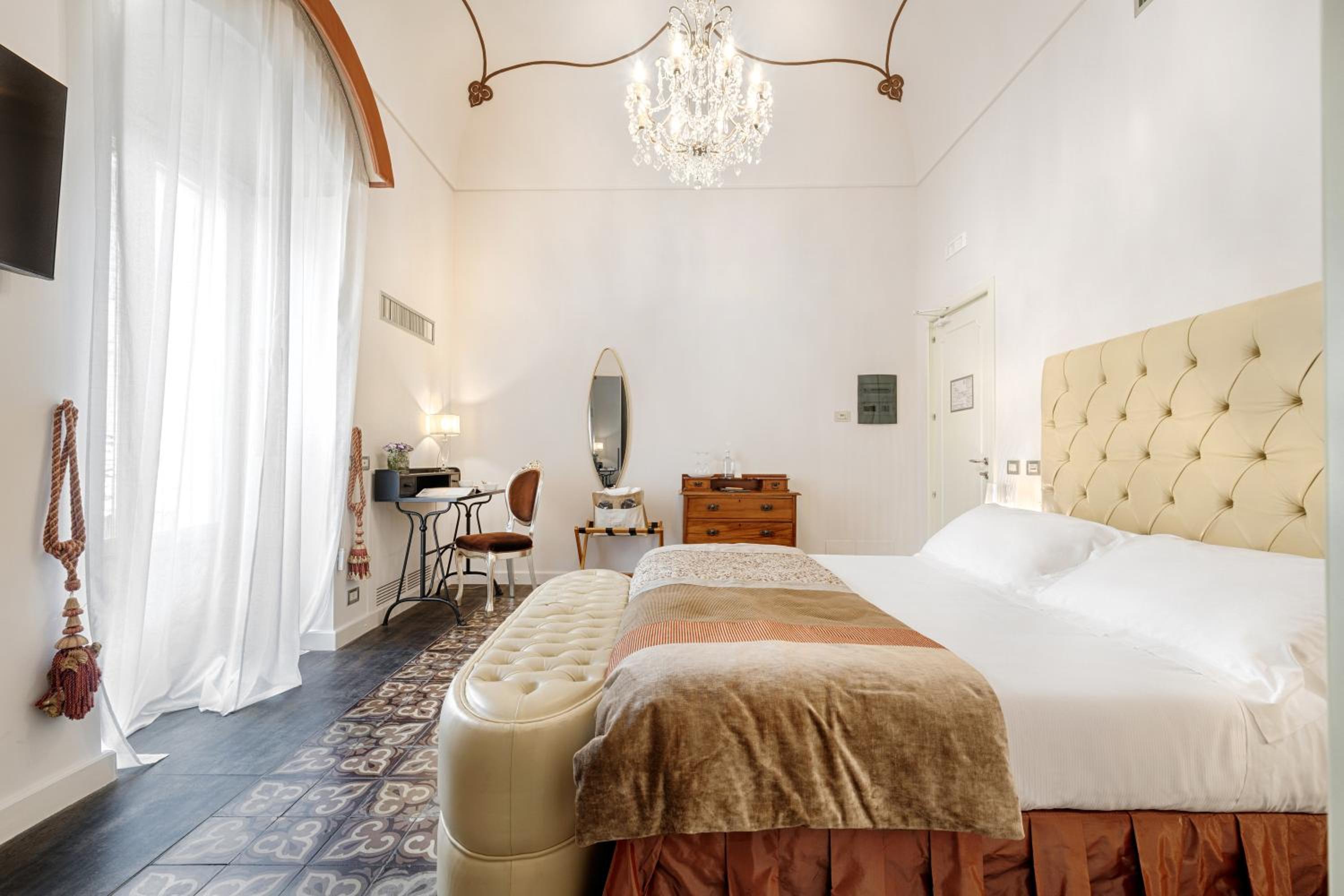 Deluxe Double Room - Photo 11