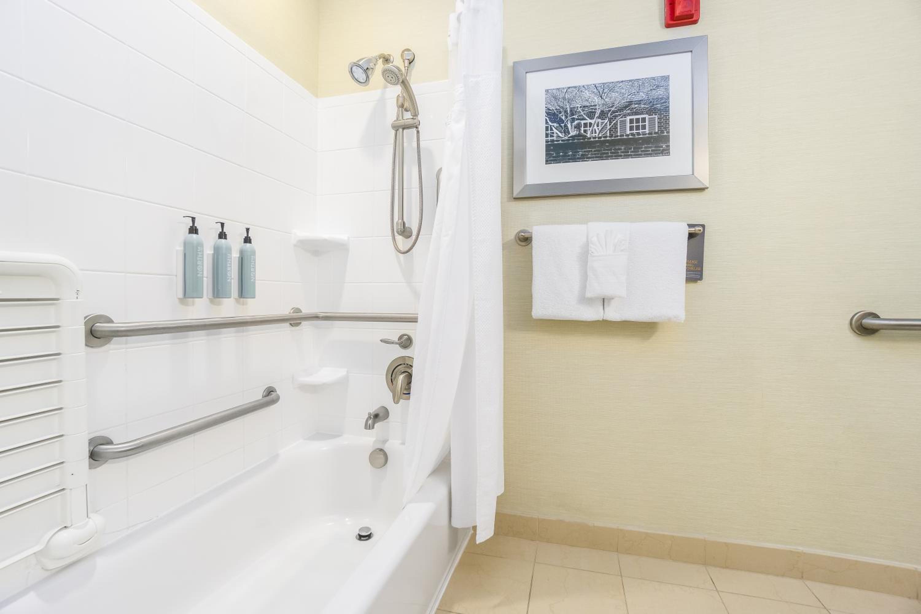 King Room with Sofa Bed and Adapted Tub - Mobility and Hearing Accessible - Photo 2