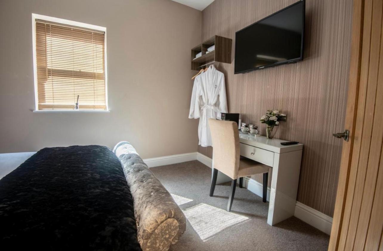 Deluxe King Room - Photo 9