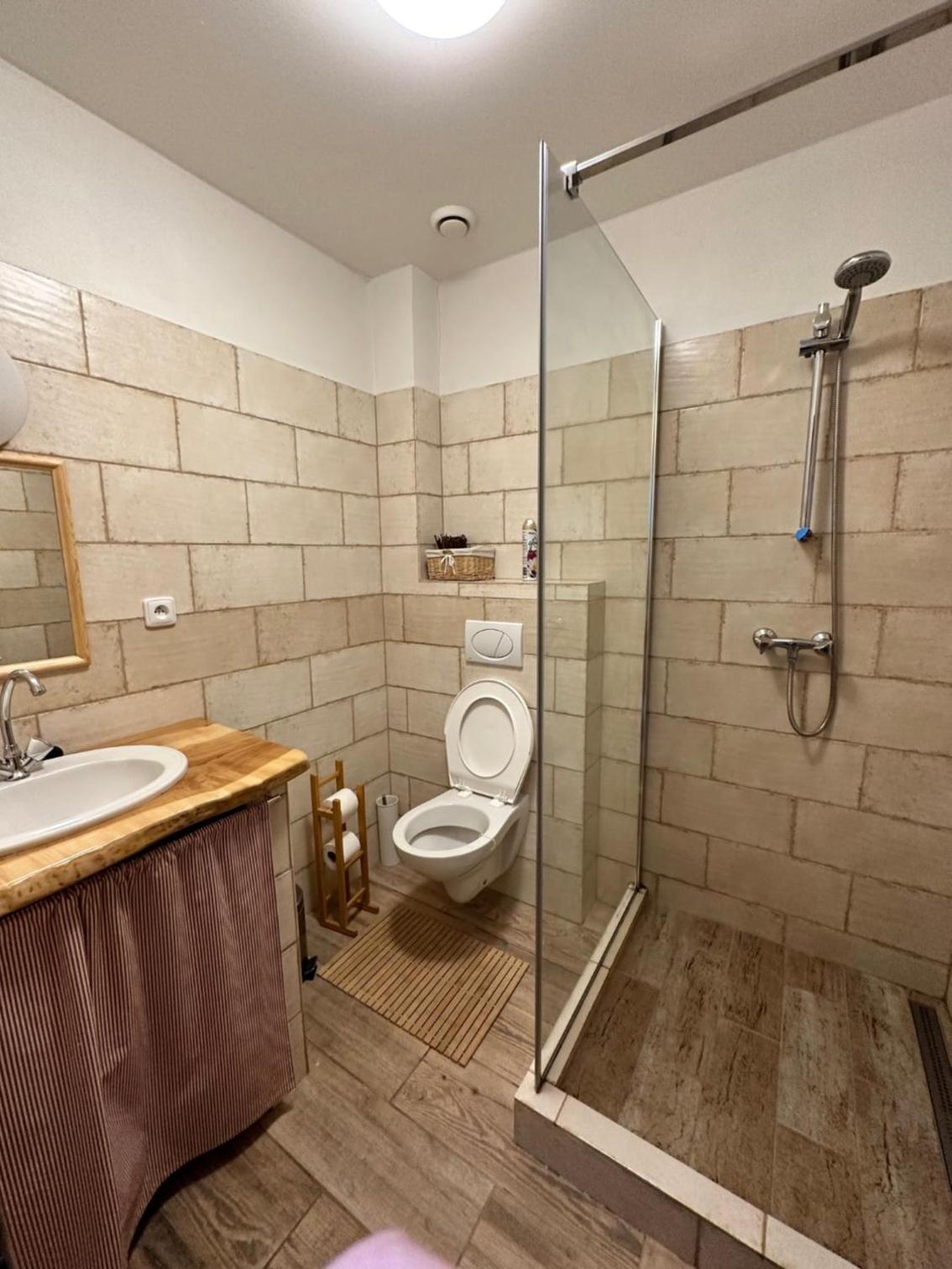 Deluxe Double Room with Shower photo 3