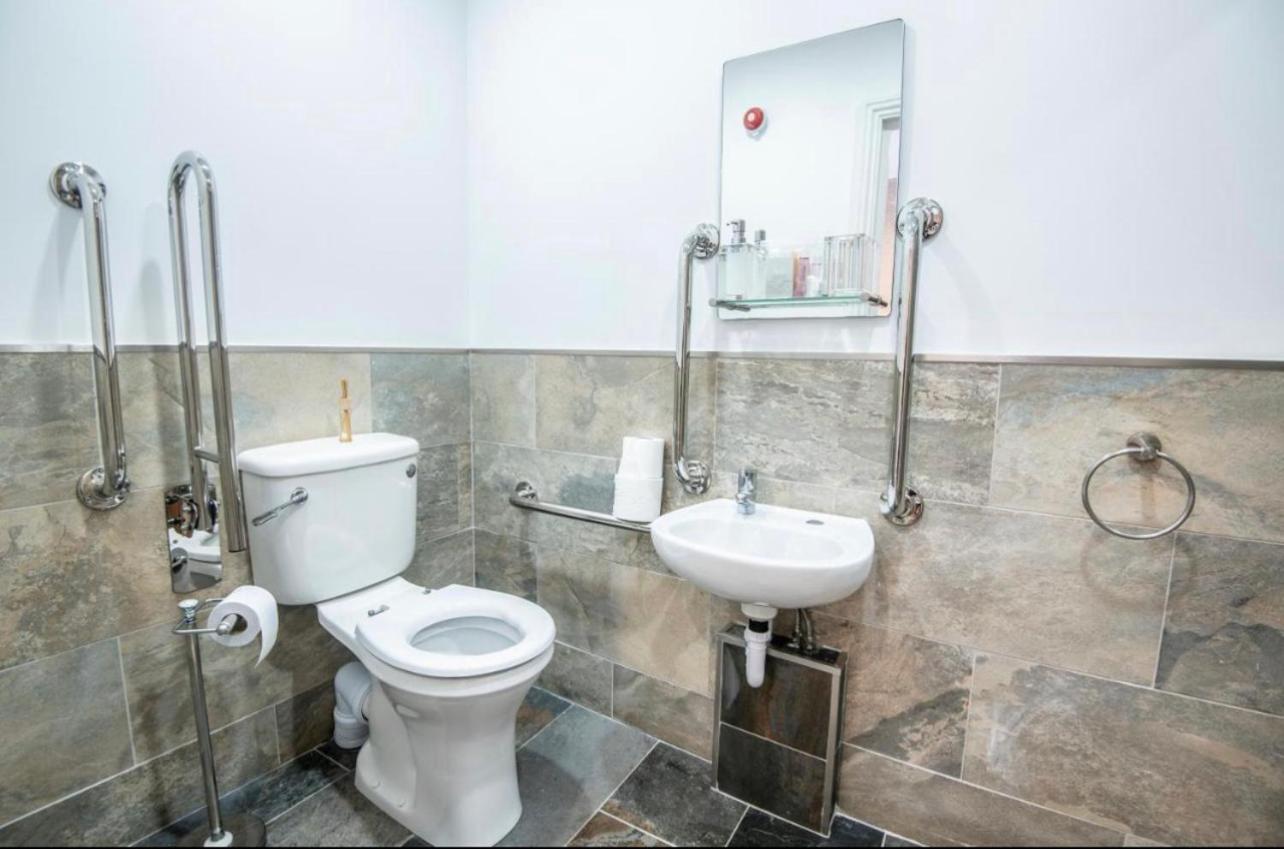 Deluxe King Room - Photo 10